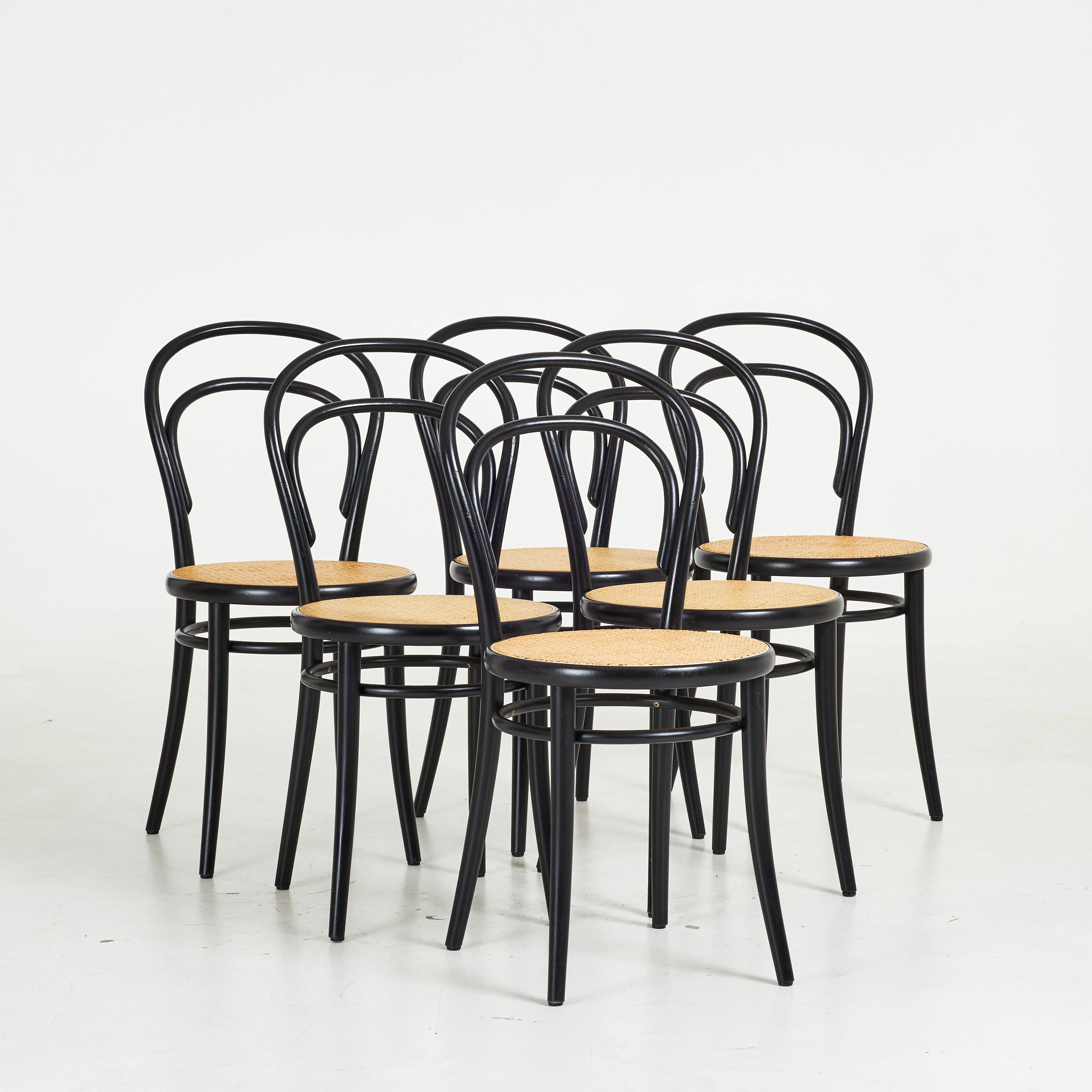 MICHAEL THONET. Stolar, 6 st, "Ton 14", svartlackerad bok & rotting