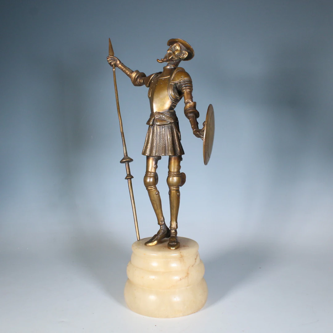 Skulptur "Don Quijote" aus Bronze auf Sockel aus Alabaster.