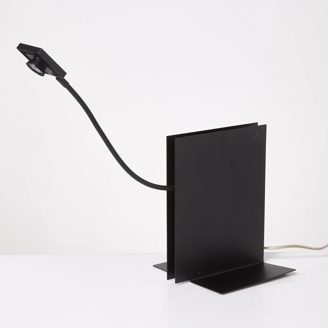 INGO MAURER. Bordslampa/bokstöd, "Oskar on the Shelf", svartlackerad
