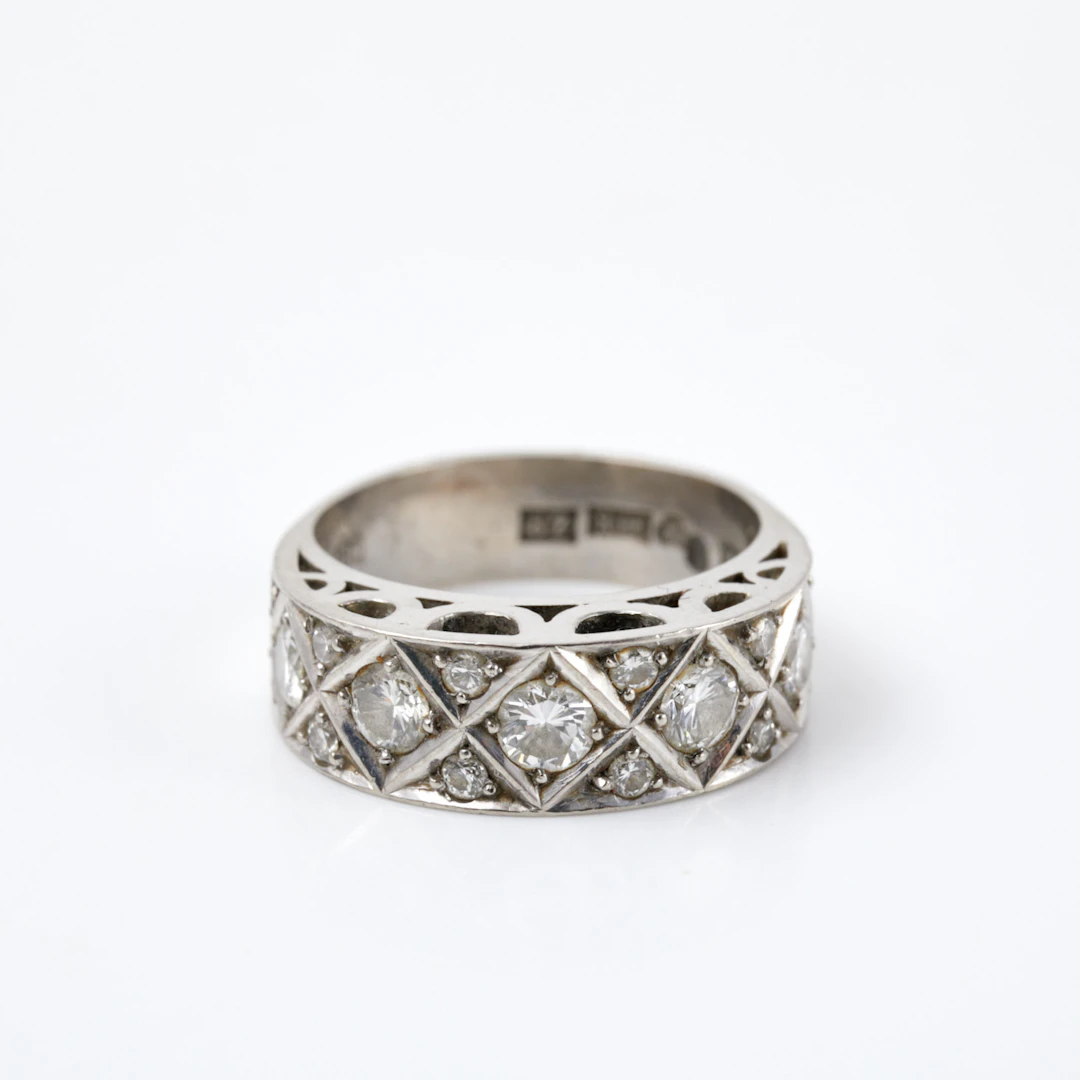 RING, 18 k vitguld, 17 briljantslipade diamanter, 0,86 ct enligt gravyr