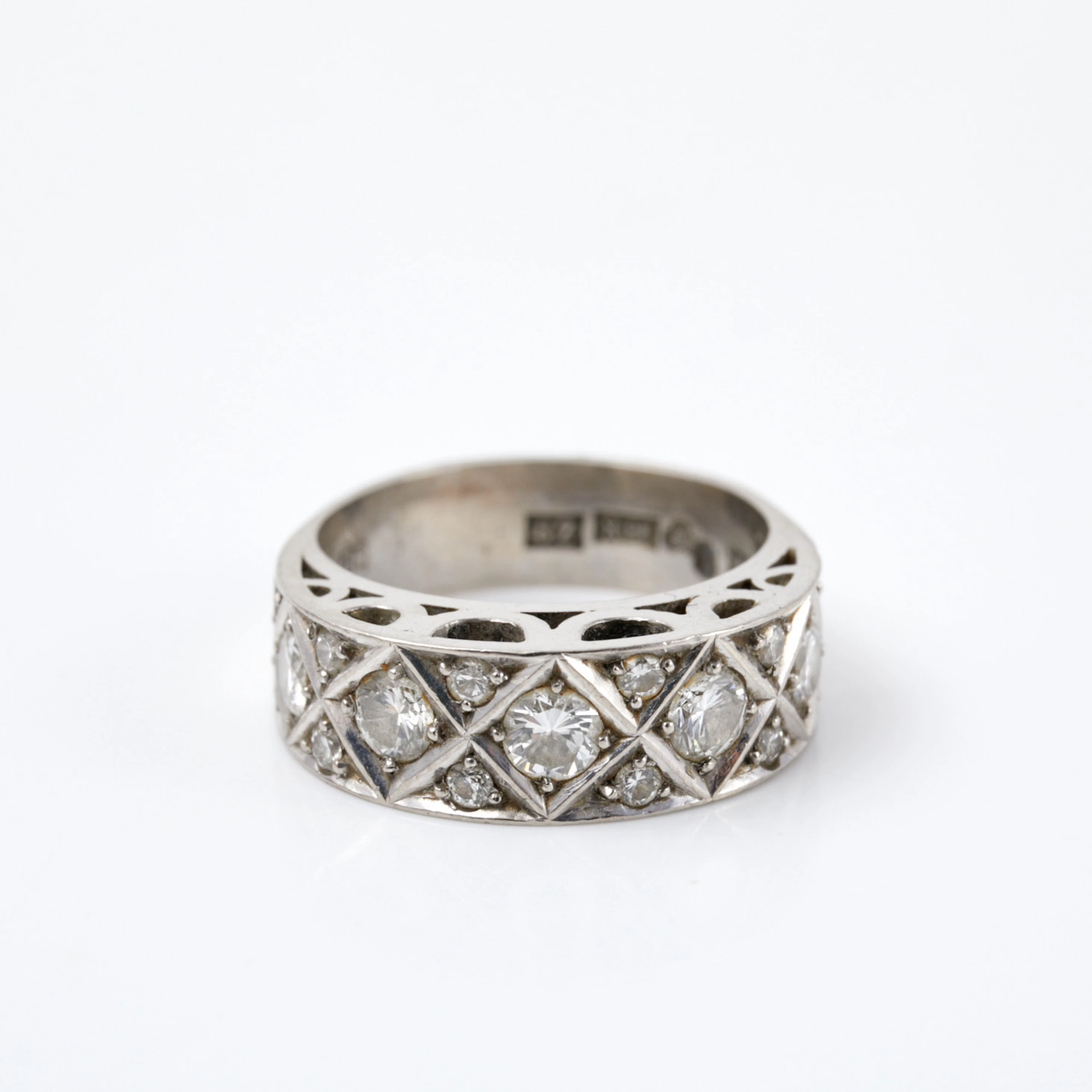 RING, 18 k vitguld, 17 briljantslipade diamanter, 0,86 ct enligt gravyr