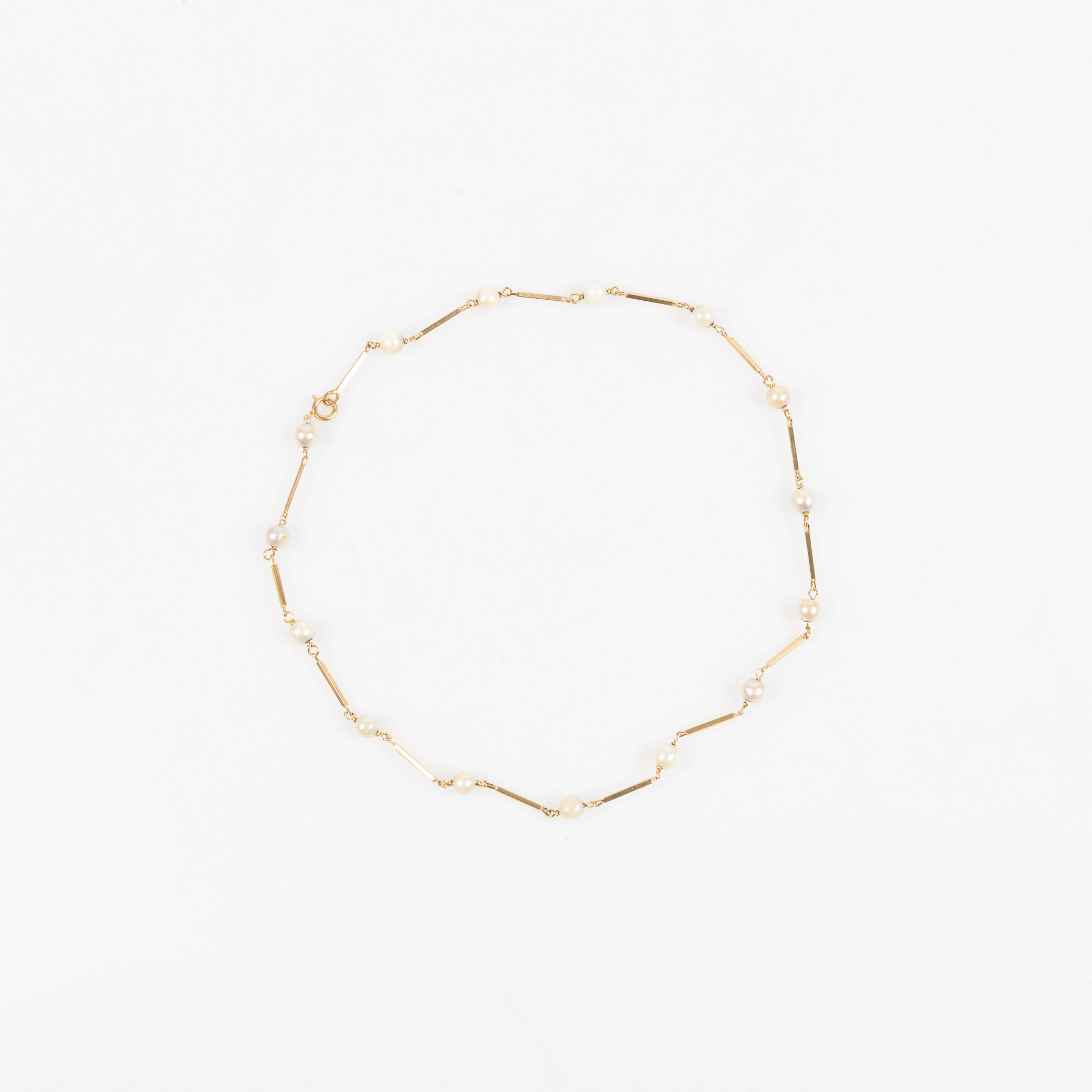 HALSBAND, 18K guld, svenska importstämplar, stavformade länkar med pärlor.
