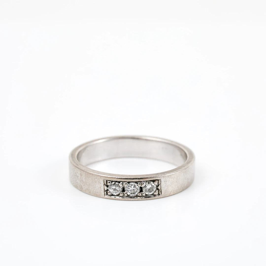 RING, 18 k guld, 3 briljantslipade diamanter, totalt ca 0,15 ct.