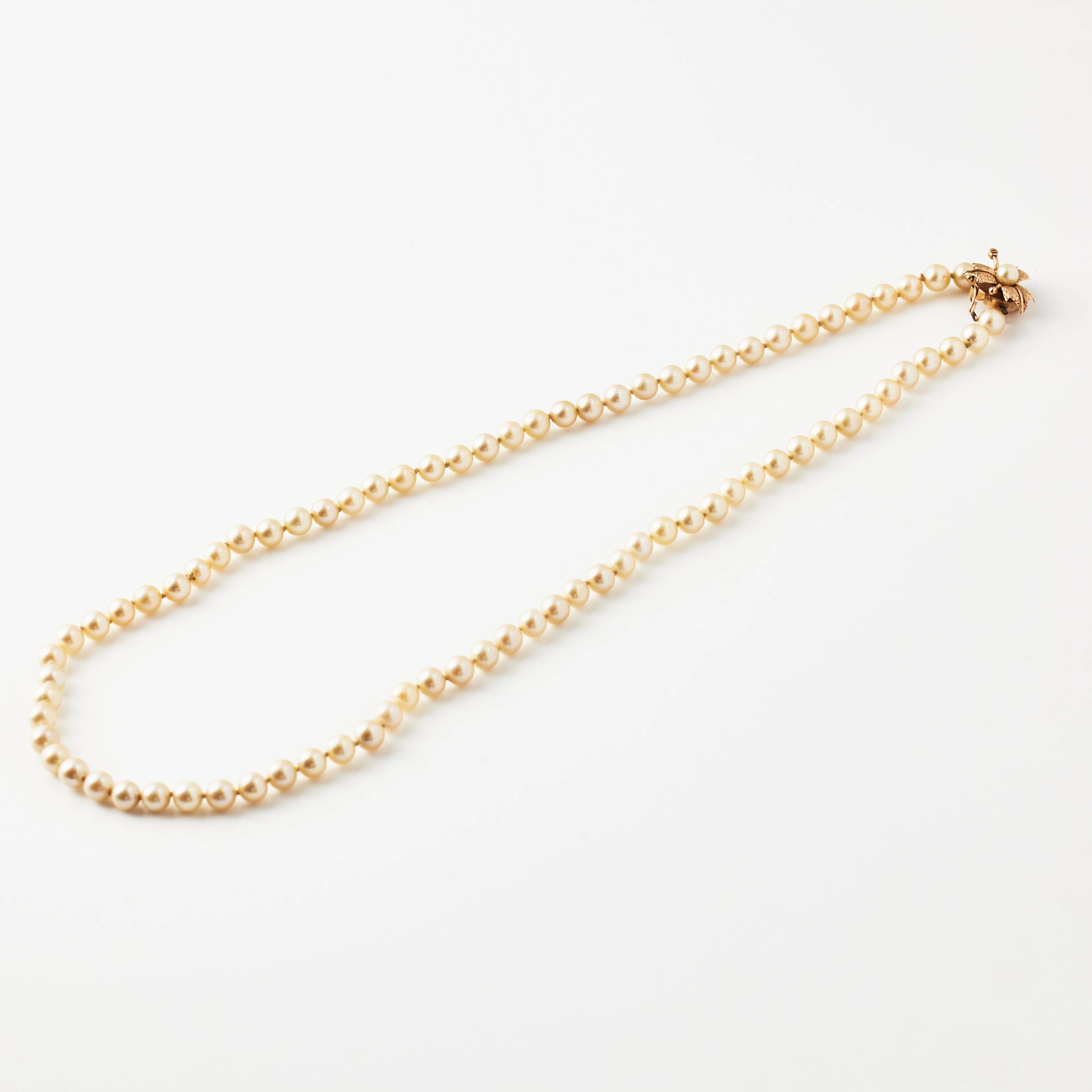 COLLIER, odlade saltvattenspärlor ca 6,5-6.7 mm, lås, 18 k guld, i