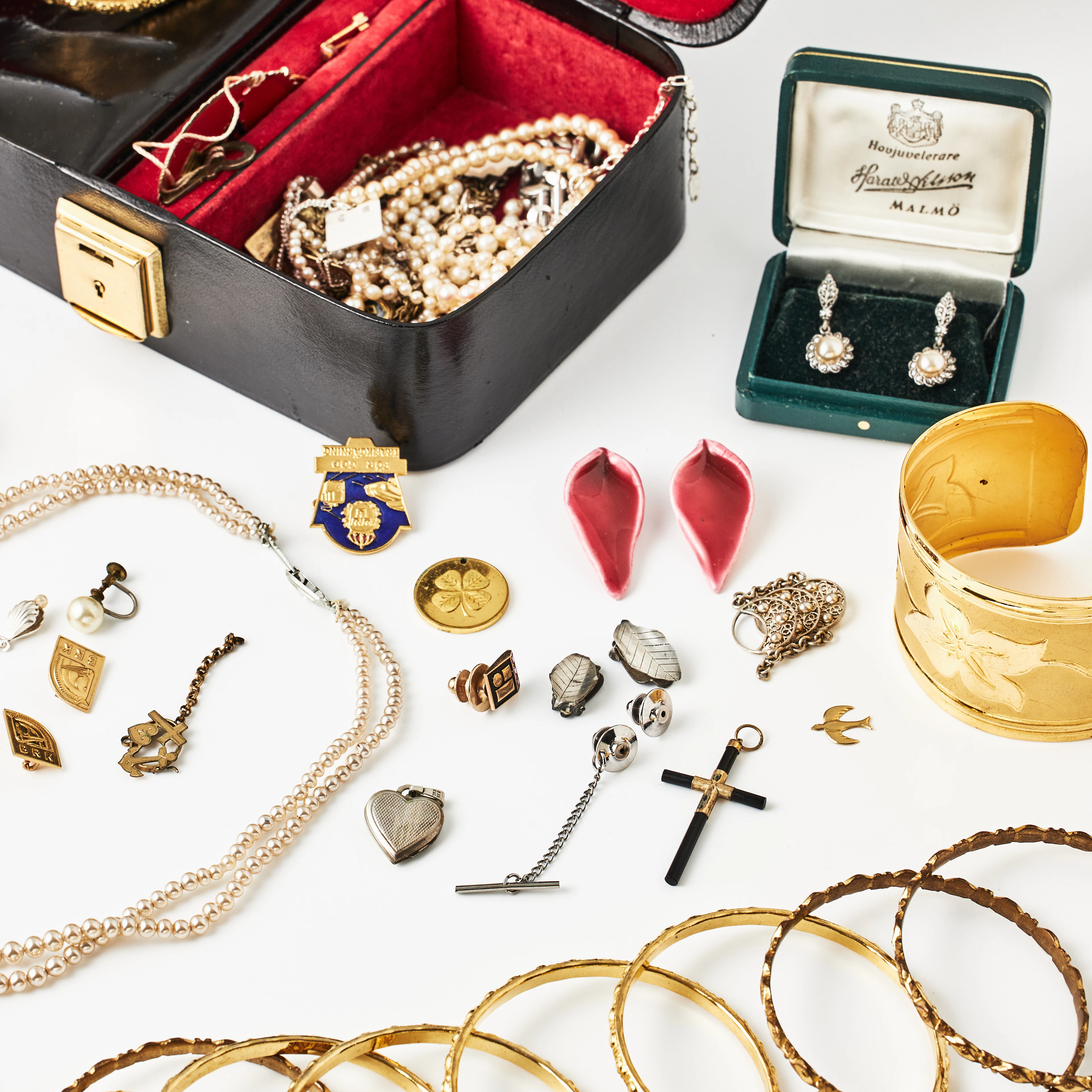 BROSCHER, ARMBAND, HALSBAND, KEDJOR, mm, delvis silver.