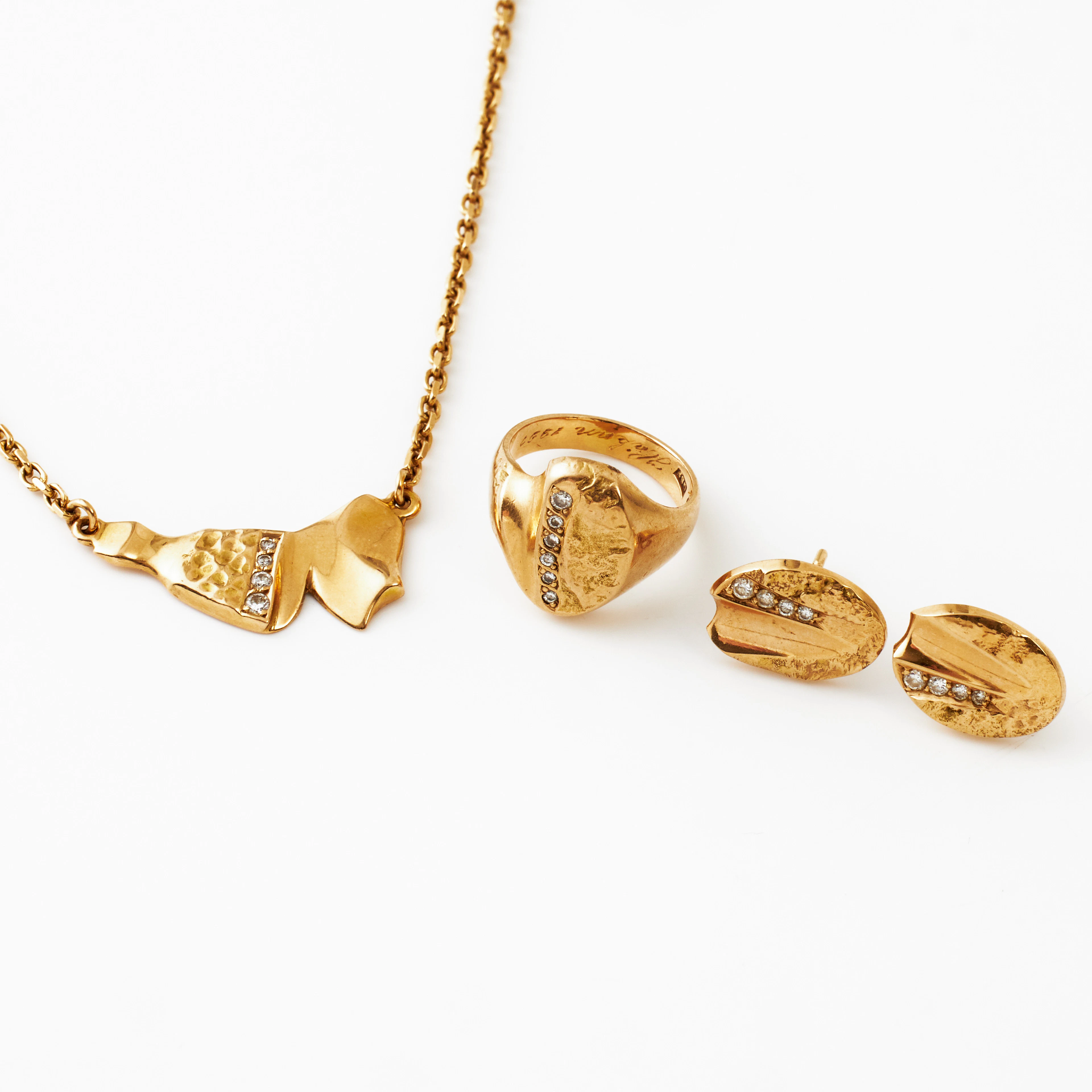 GARNITYR, bestående av: collier, ring, örhängen, 1 par, 18 k guld