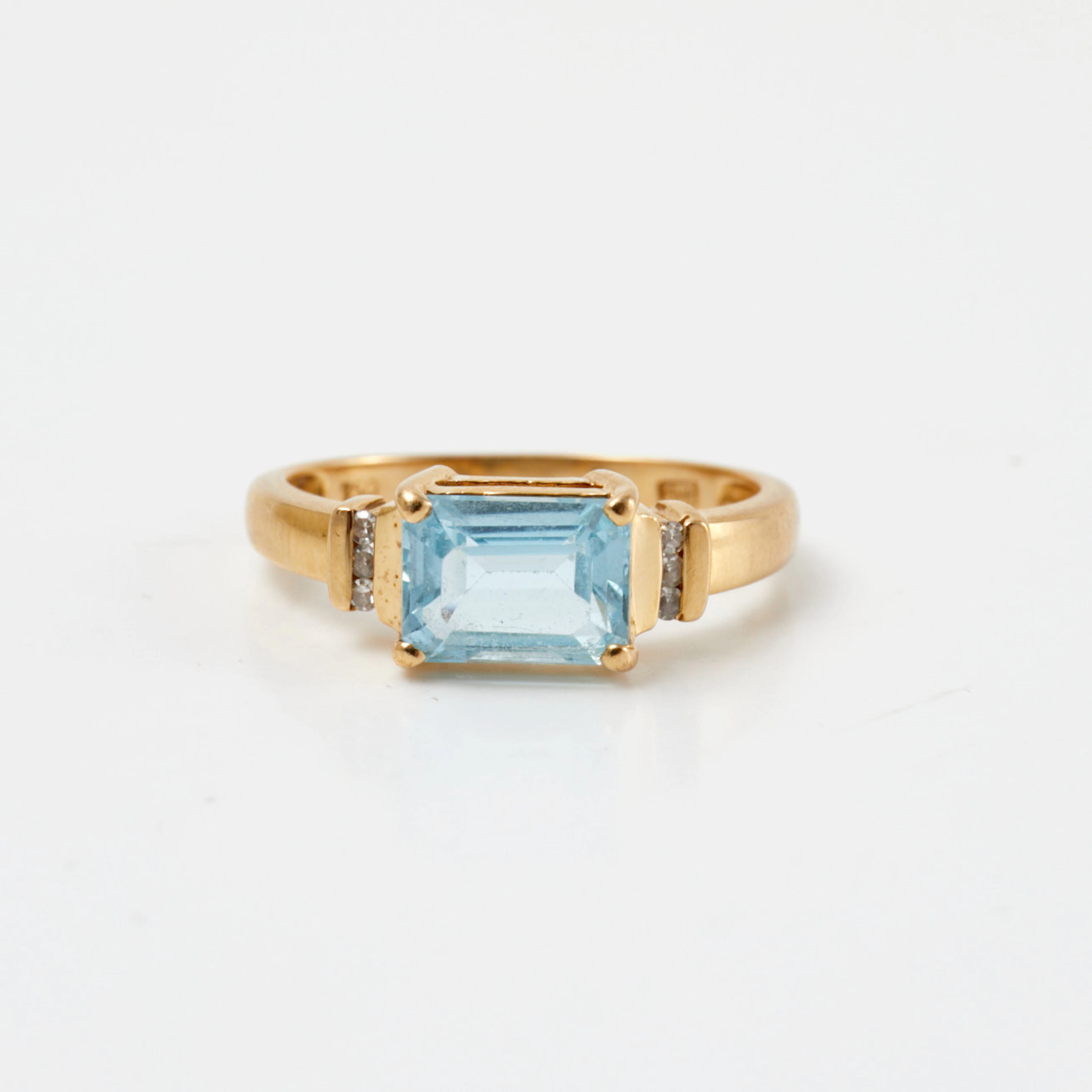 RING, 18 k guld, 1 smaragdslipad blå topas, flankeraf av 6 briljantslipade