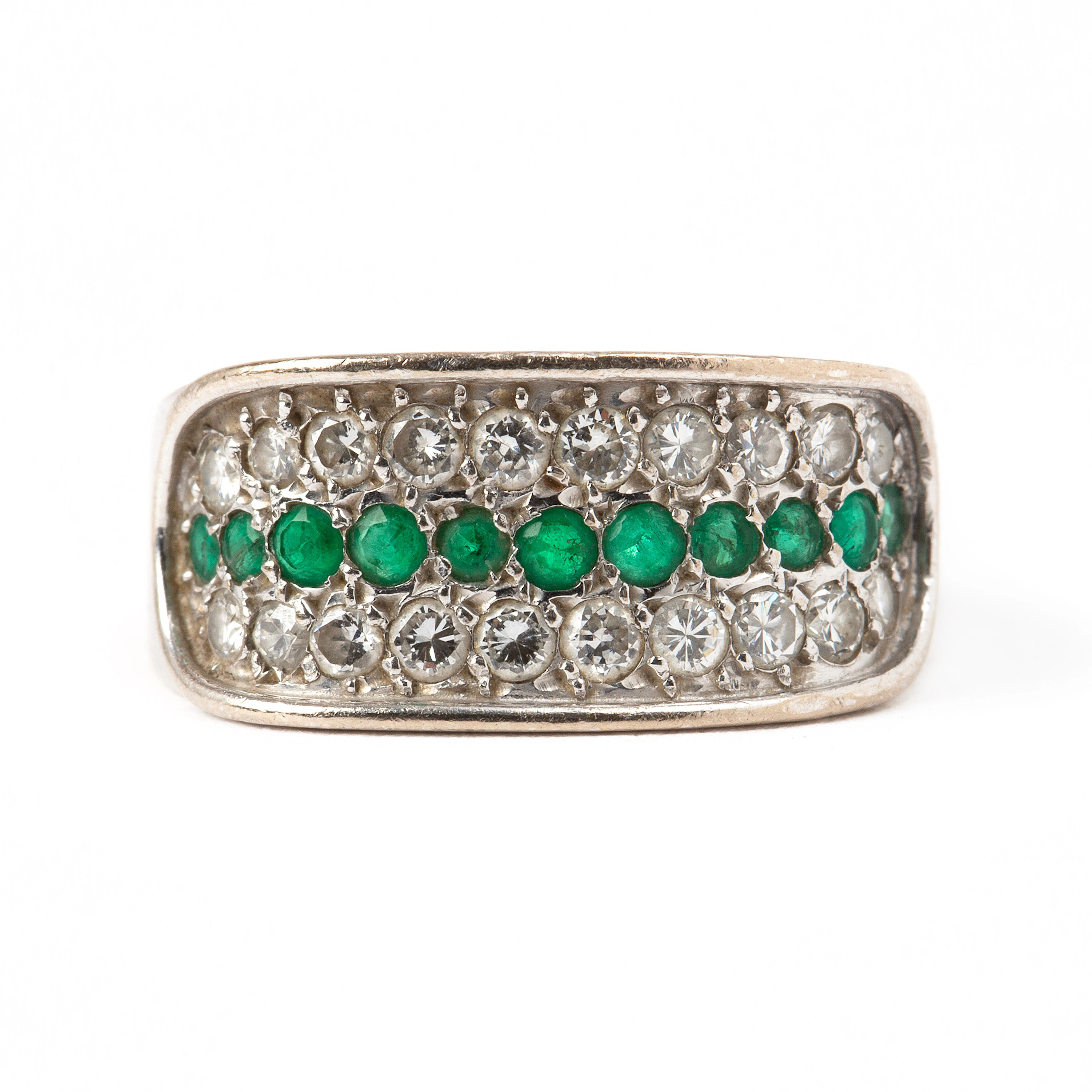 RING, 18K vitguld med briljantslipade diamanter samt fasettslipade