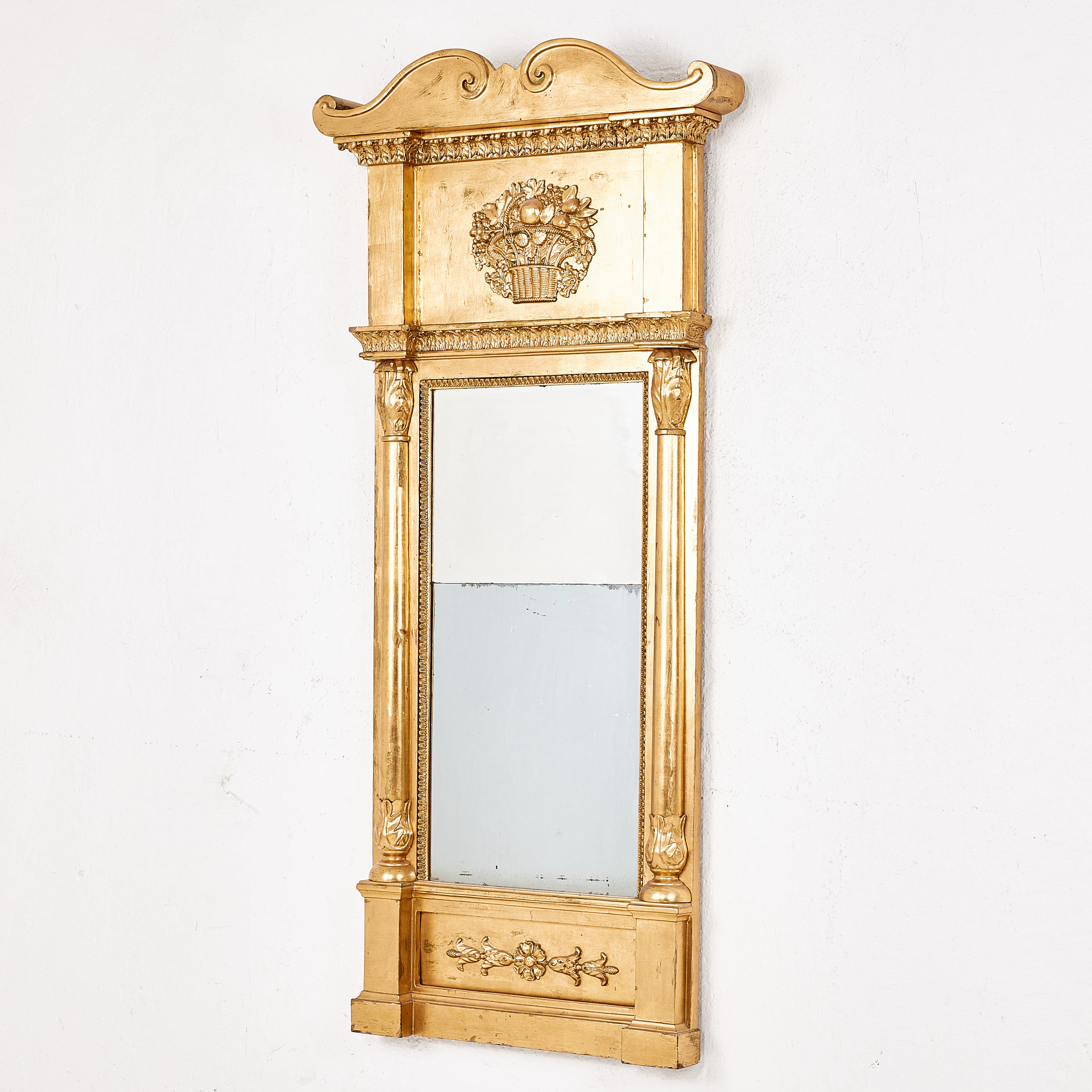 SPEGEL, 1800-talets första hälft, Karl Johan, förgylld, delvis skuren dekor.