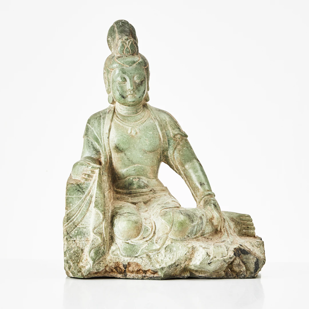 SKULPTUR, sten, Kina, 1900-tal, i form av Guanyin, sittande.