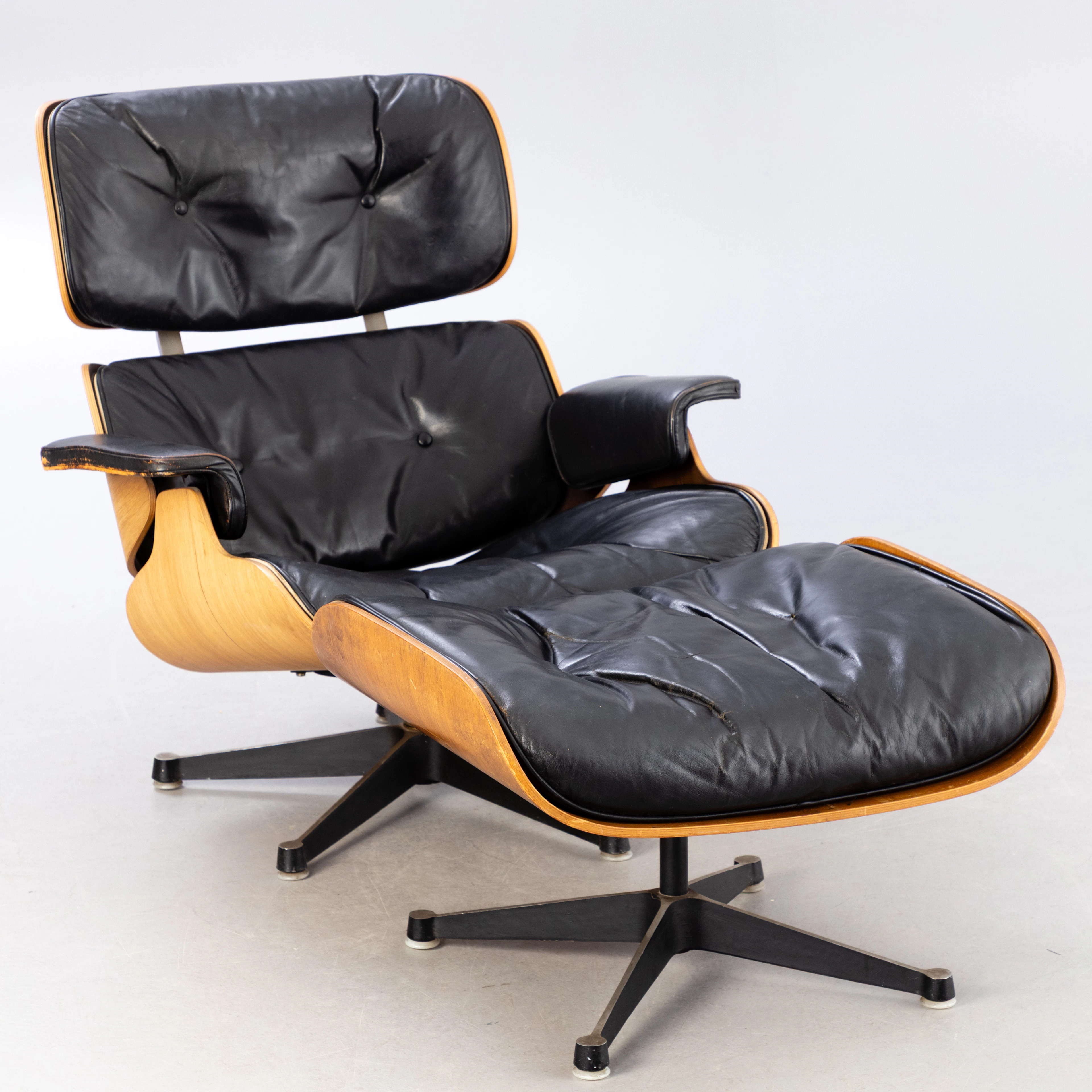 RAY & CHARLES EAMES. Herman Miller. Lounge Chair + Hocker, Leder schwarz