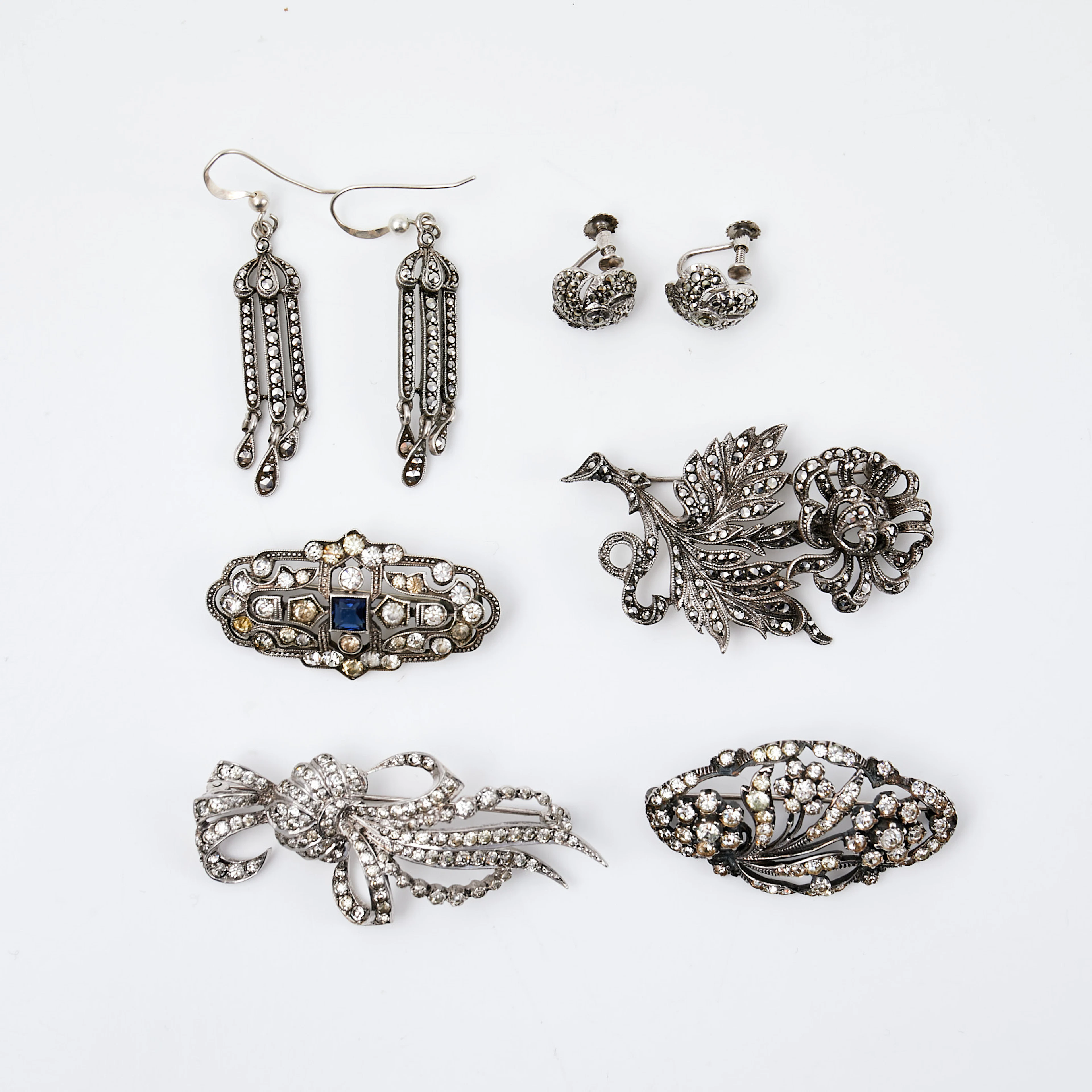 BROSCHER, 4 st, ÖRHÄNGEN, 2 par, silver, fasettslipade markasiter