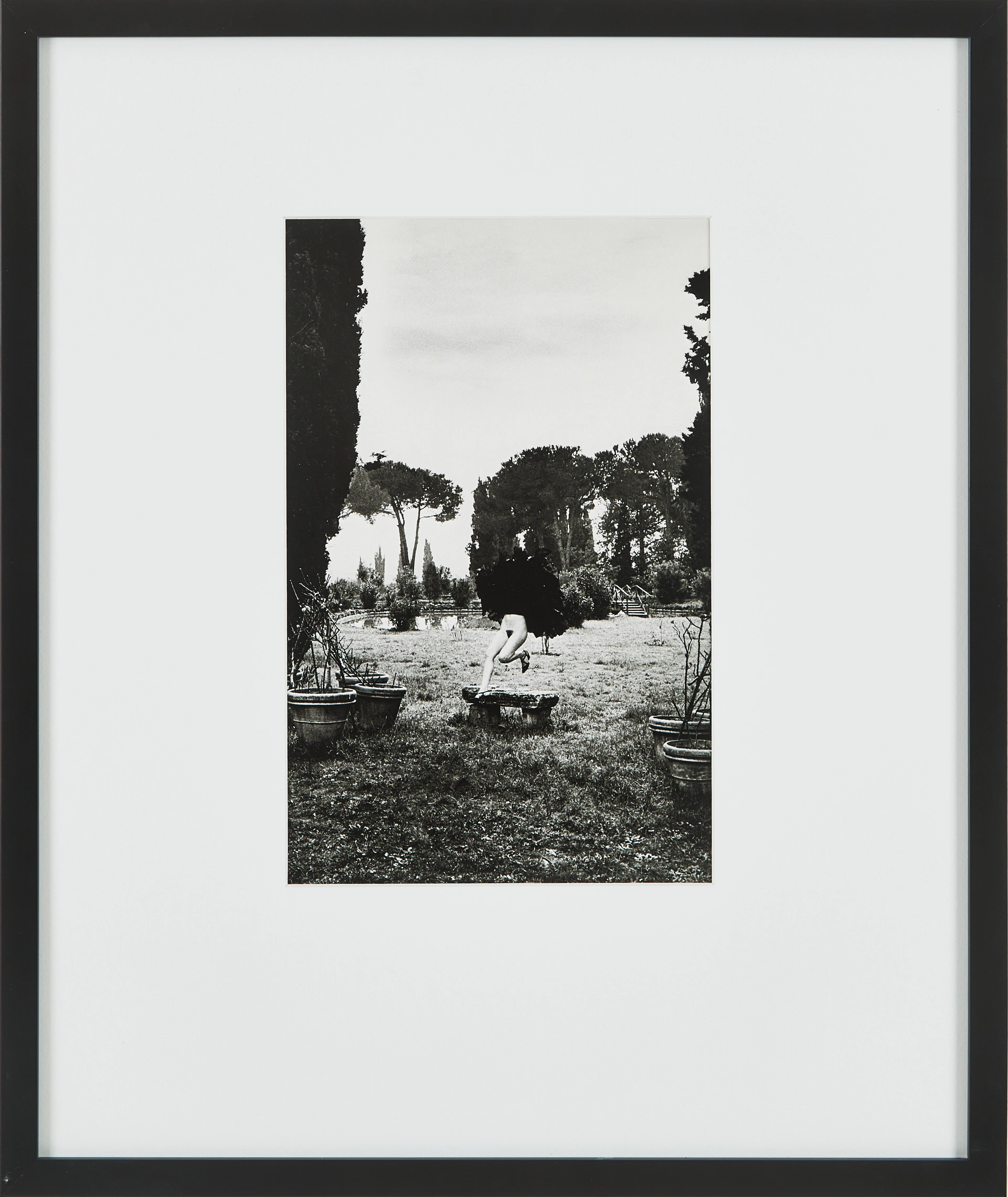HELMUT NEWTON. "In a garden near Rome 1977." Offsetlitografi, ur Special