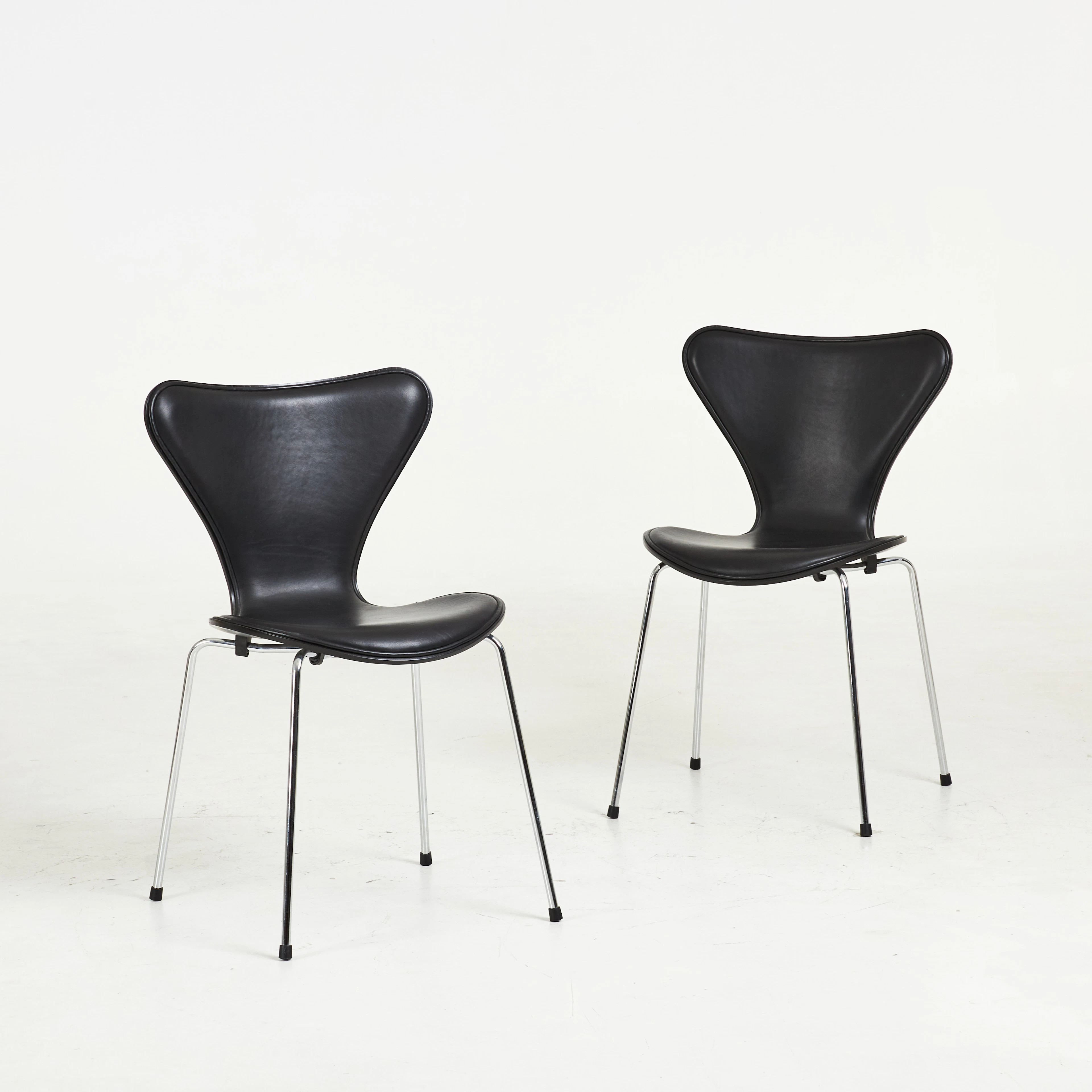 ARNE JACOBSEN. Stolar, 1 par, "Sjuan", för Fritz Hansen, stoppade