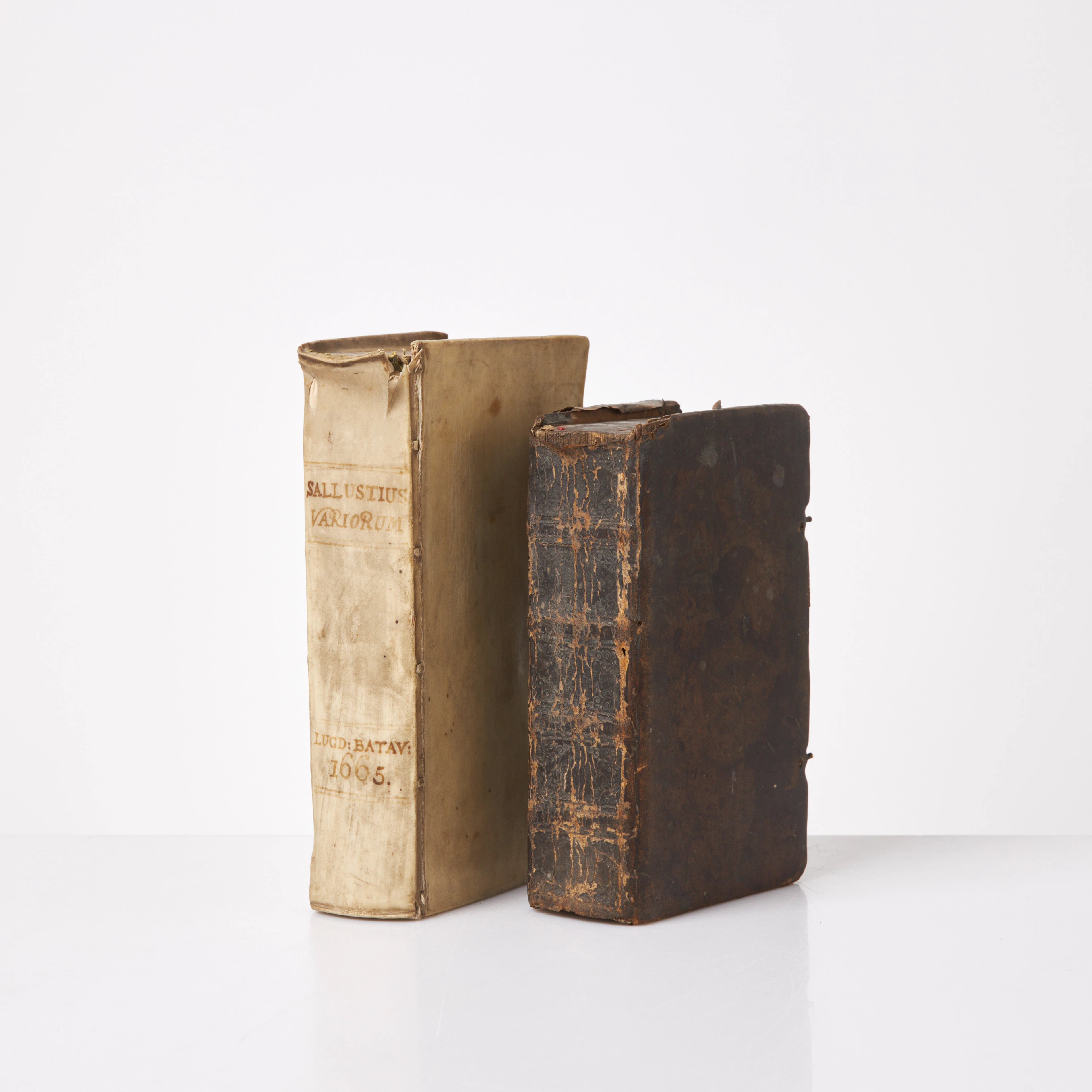 BÖCKER, 2 st, C Sallusti Crispi, tryckt 1665, handkolorerat titelblad