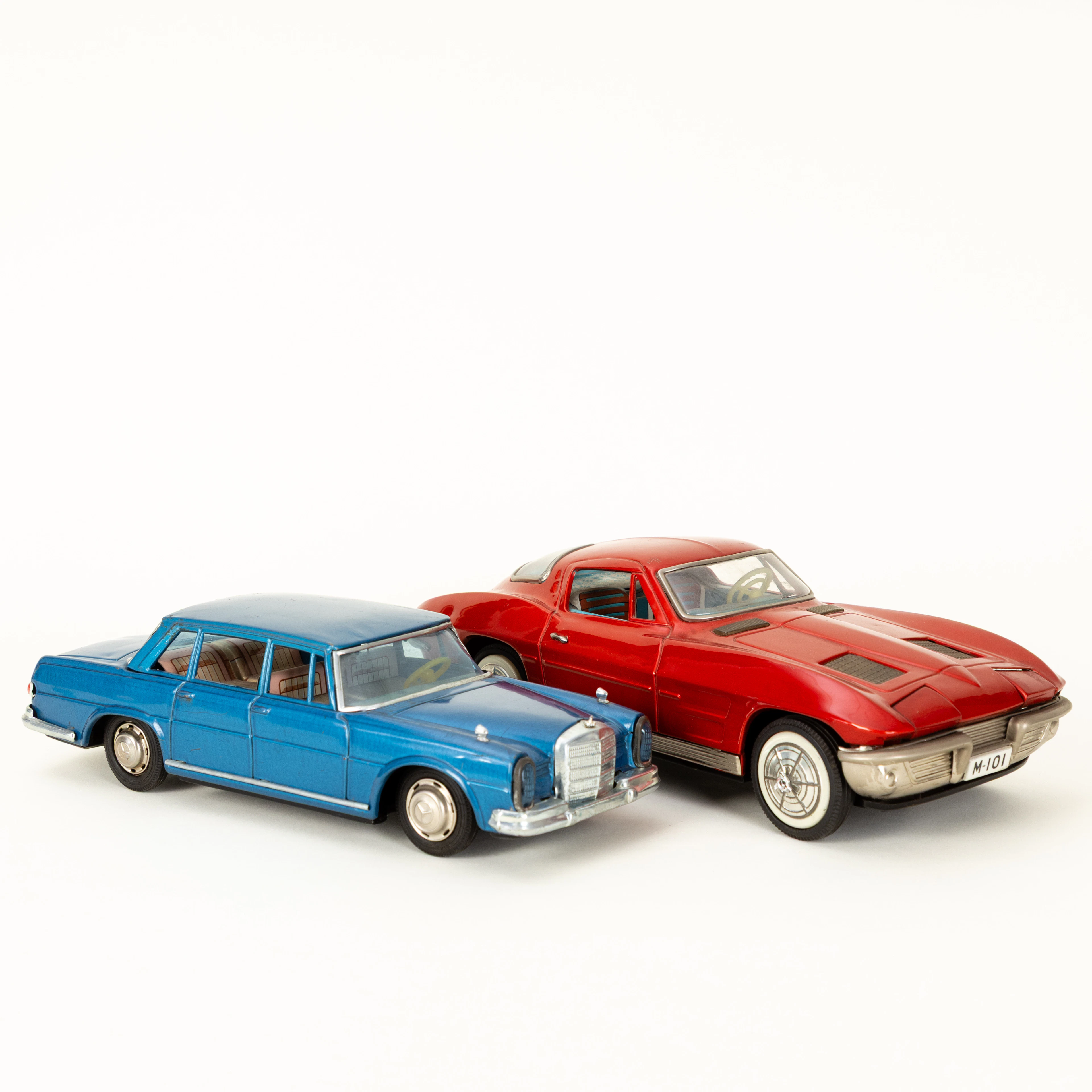 Paar Blechautos: 1963 Chevrolet Corvette und Mercedes, Japan, 1960-1970er