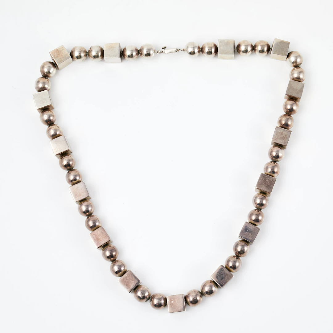 COLLIER, sterlingsilver, dekor av klot samt kubformade pärlor, Mexico.