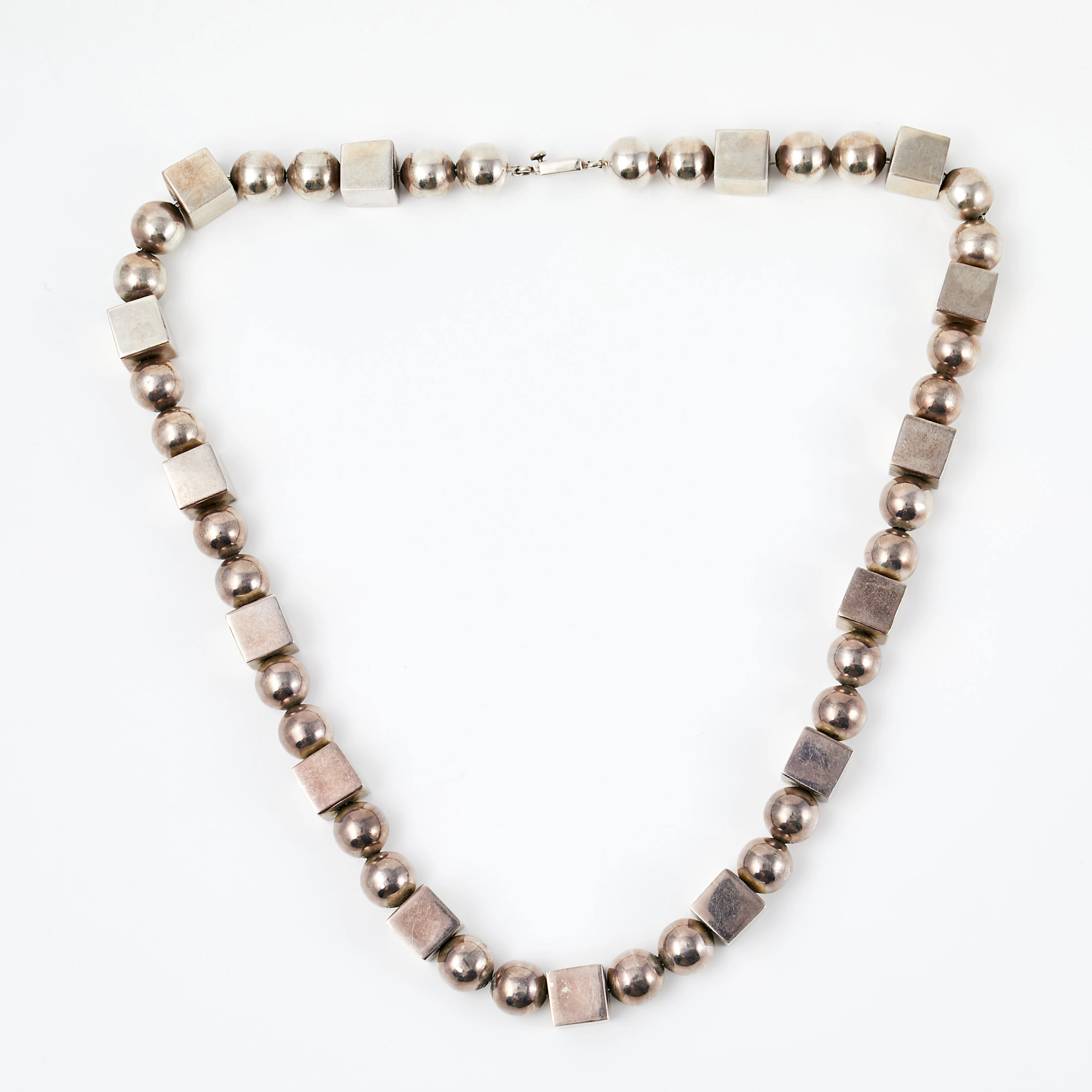 COLLIER, sterlingsilver, dekor av klot samt kubformade pärlor, Mexico.