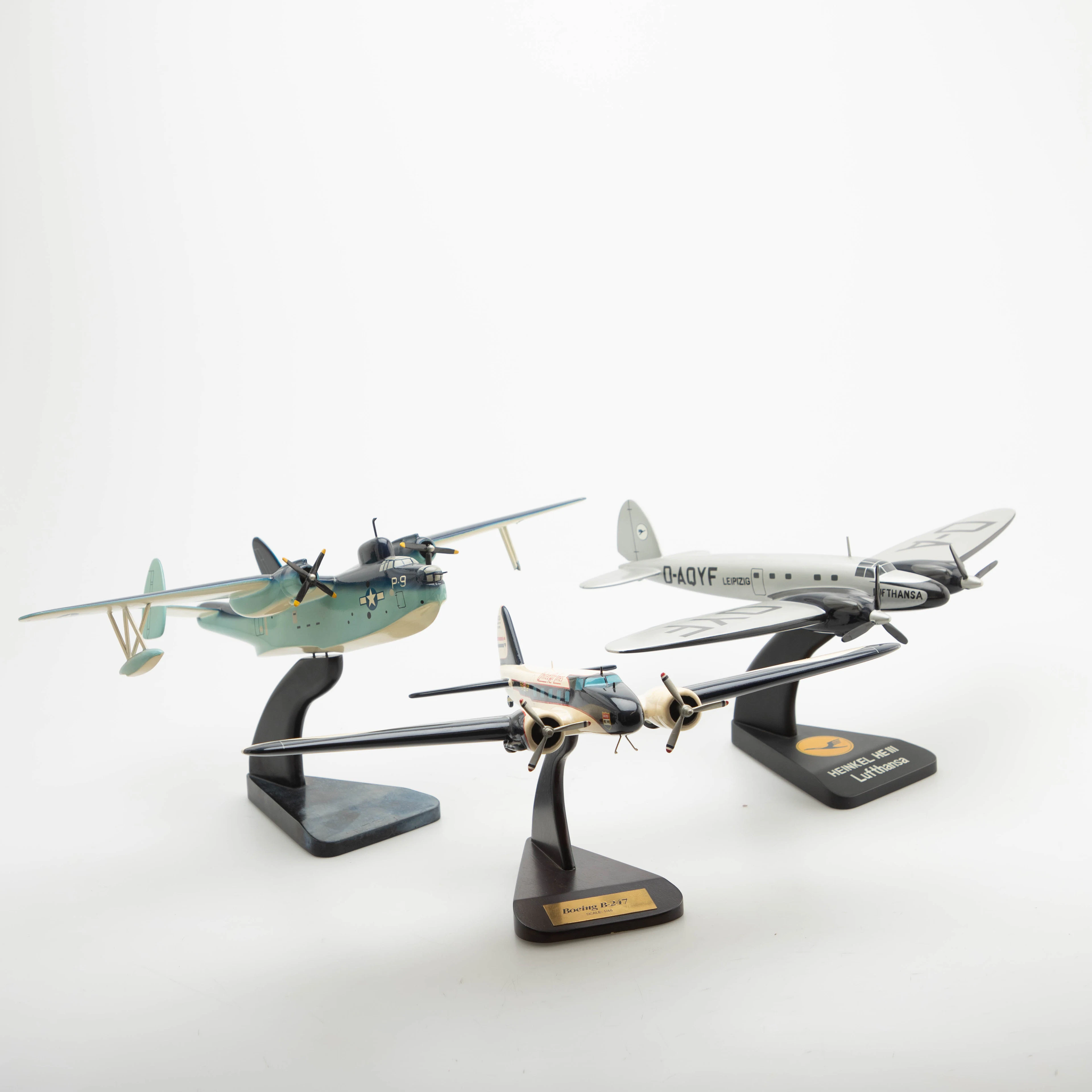 Drei Stand-Flugzeugmodelle u.a. Boeing, Lufthansa (3).