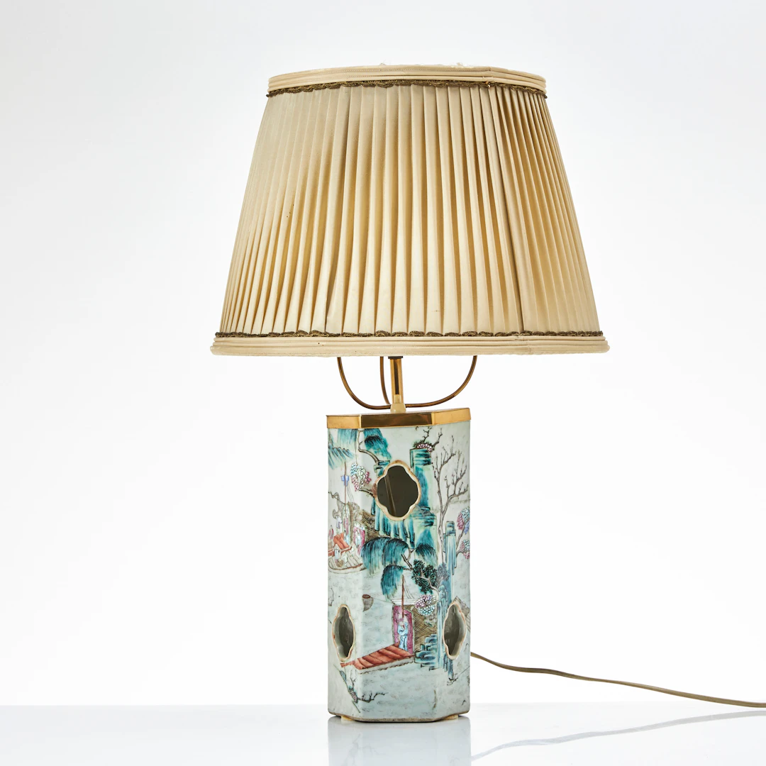 BORDSLAMPA / PERUKSTÄLL, porslin, Kina, 1800-talets slut, hexagonal