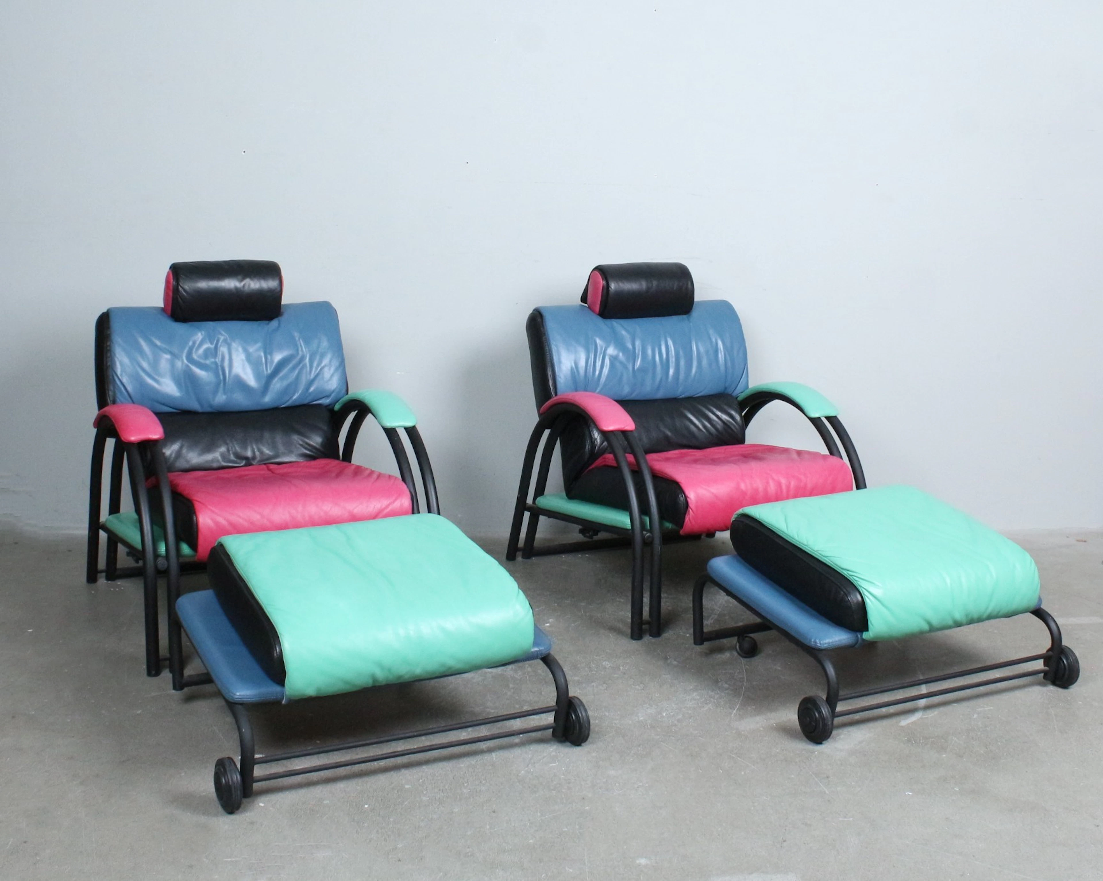 MARIO BELLINI. Natuzzi, Paar Sessel und Ottomane im Memphis Stil