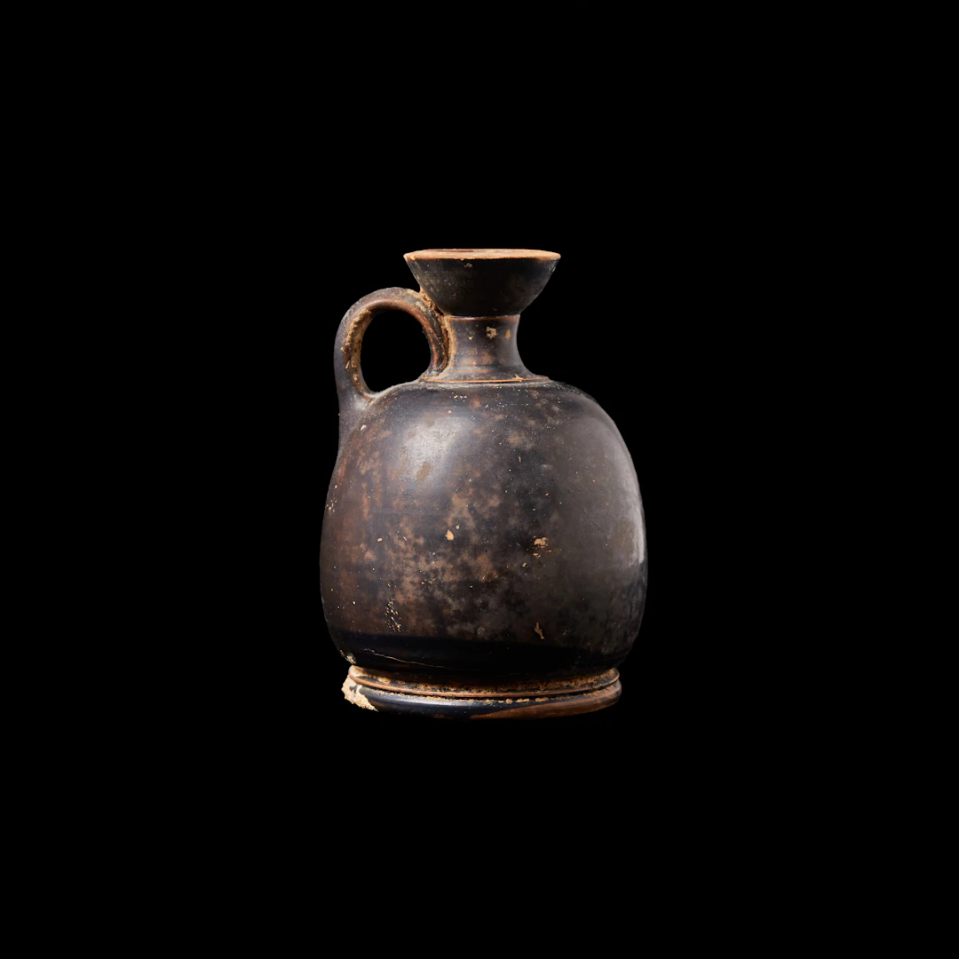 SQUAT LEKYT, grekisk/hellenistisk, ca 400-100 f Kr, svartglaserat lergods.