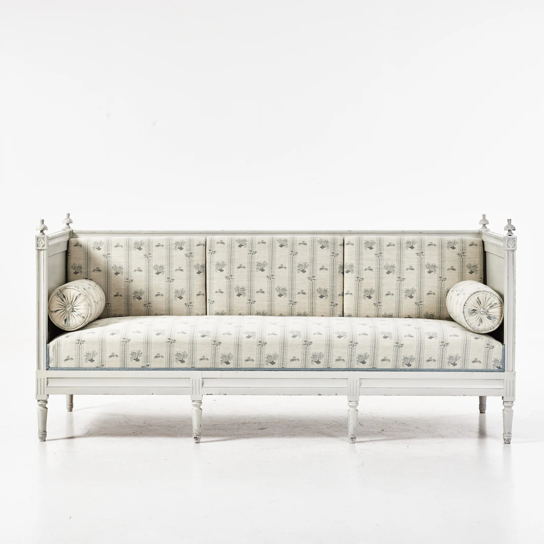 SOFFA, 1900-talets första hälft, gustaviansk stil, vitmålad, skuren dekor.