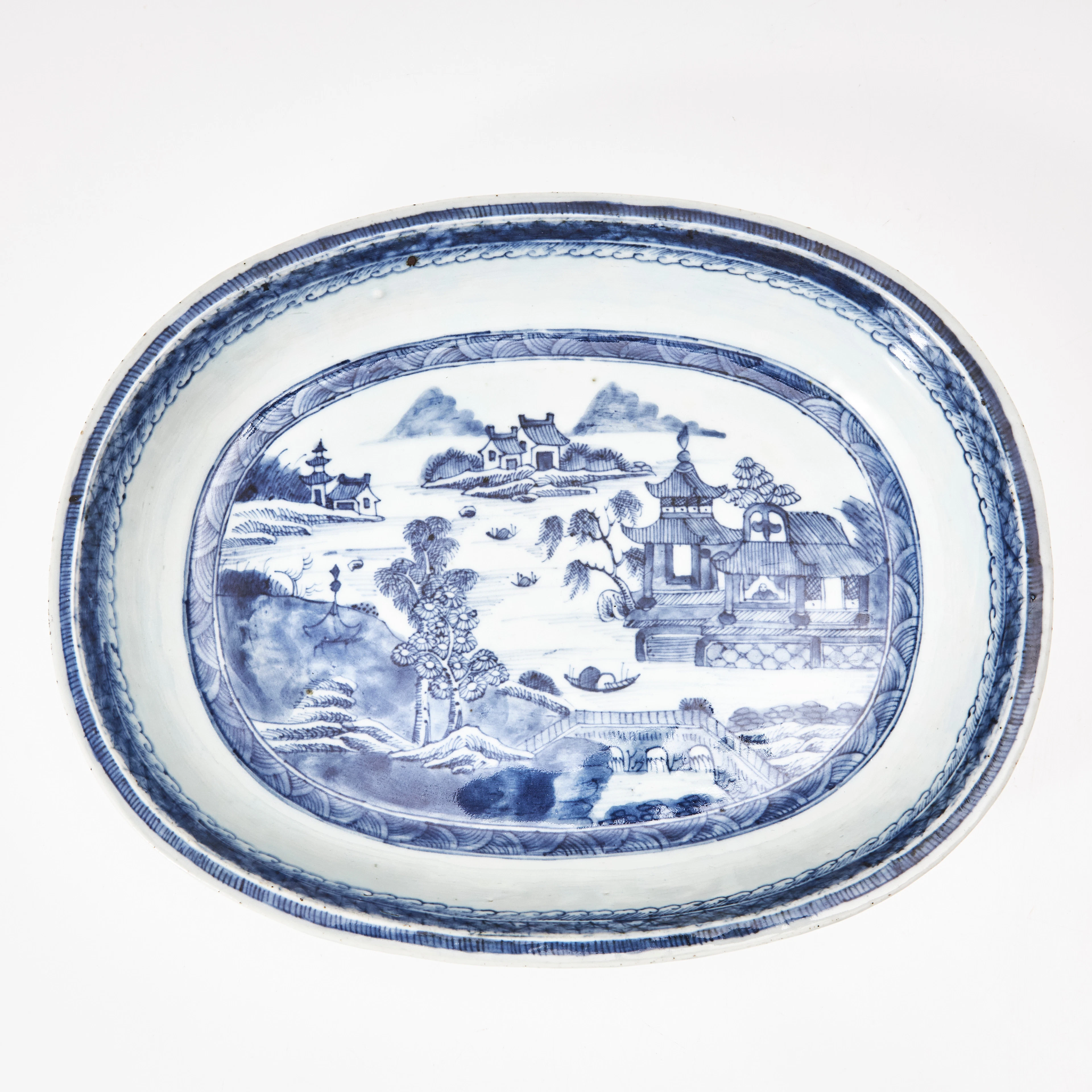 SKÅLFAT, porslin, Kina, sen Qianlong (1736-1795), oval form, dekor