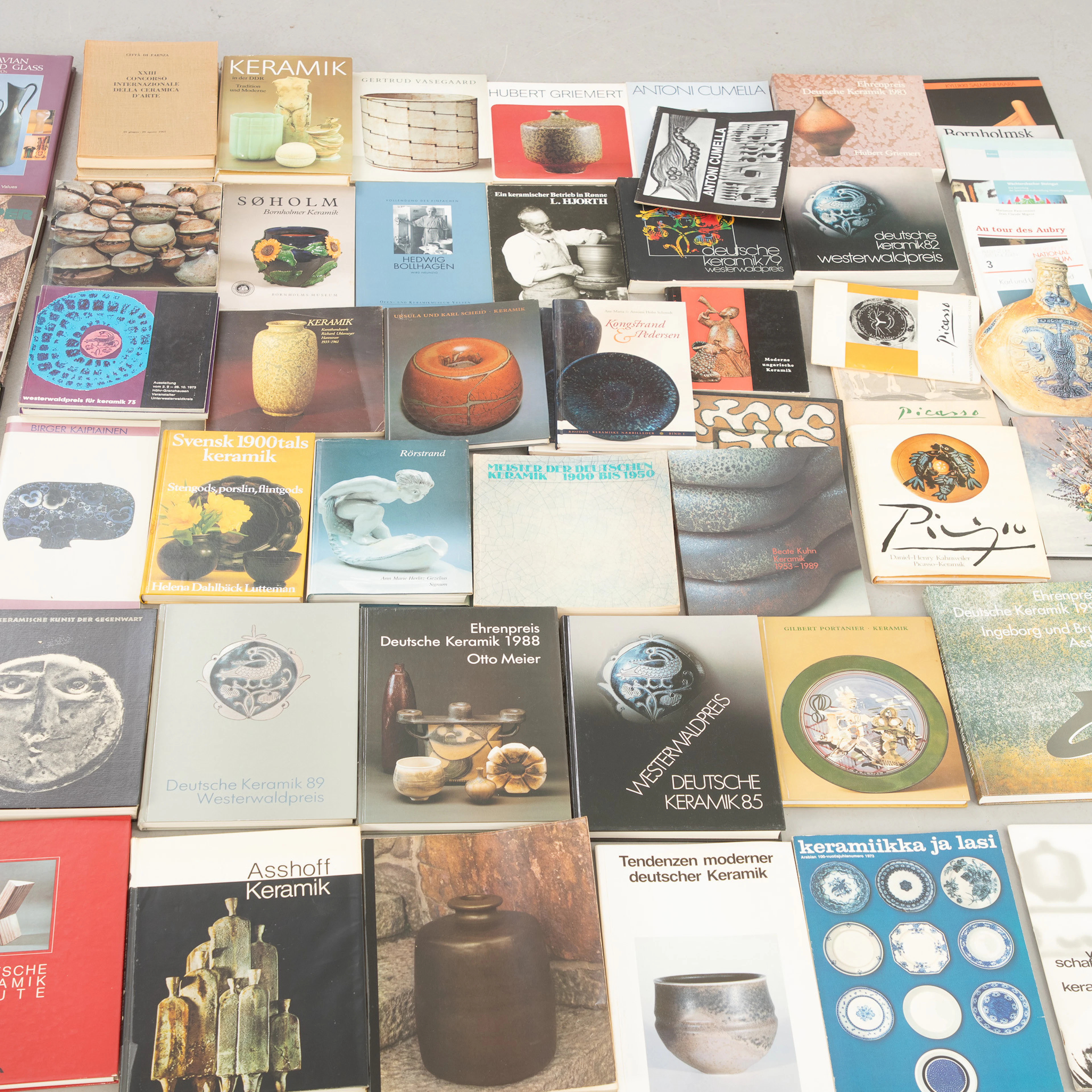 Konvolut: Fachbücher und Ausstellungskataloge: Keramik, u.a. L. Hjorth