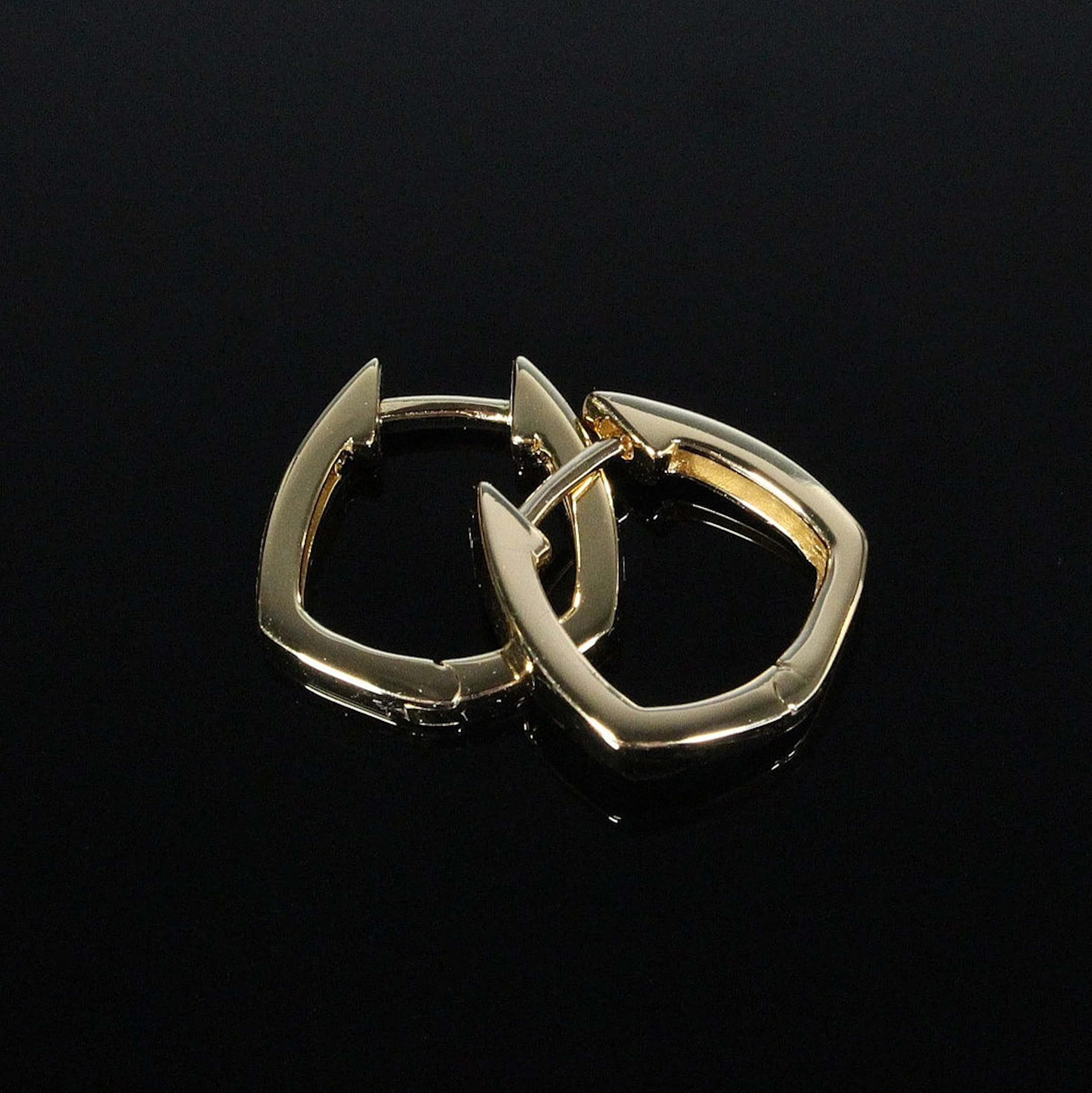 MERALIN JEWELRY. 5-eckige Creolen aus 925er Sterlingsilber, vergoldet, Italien.