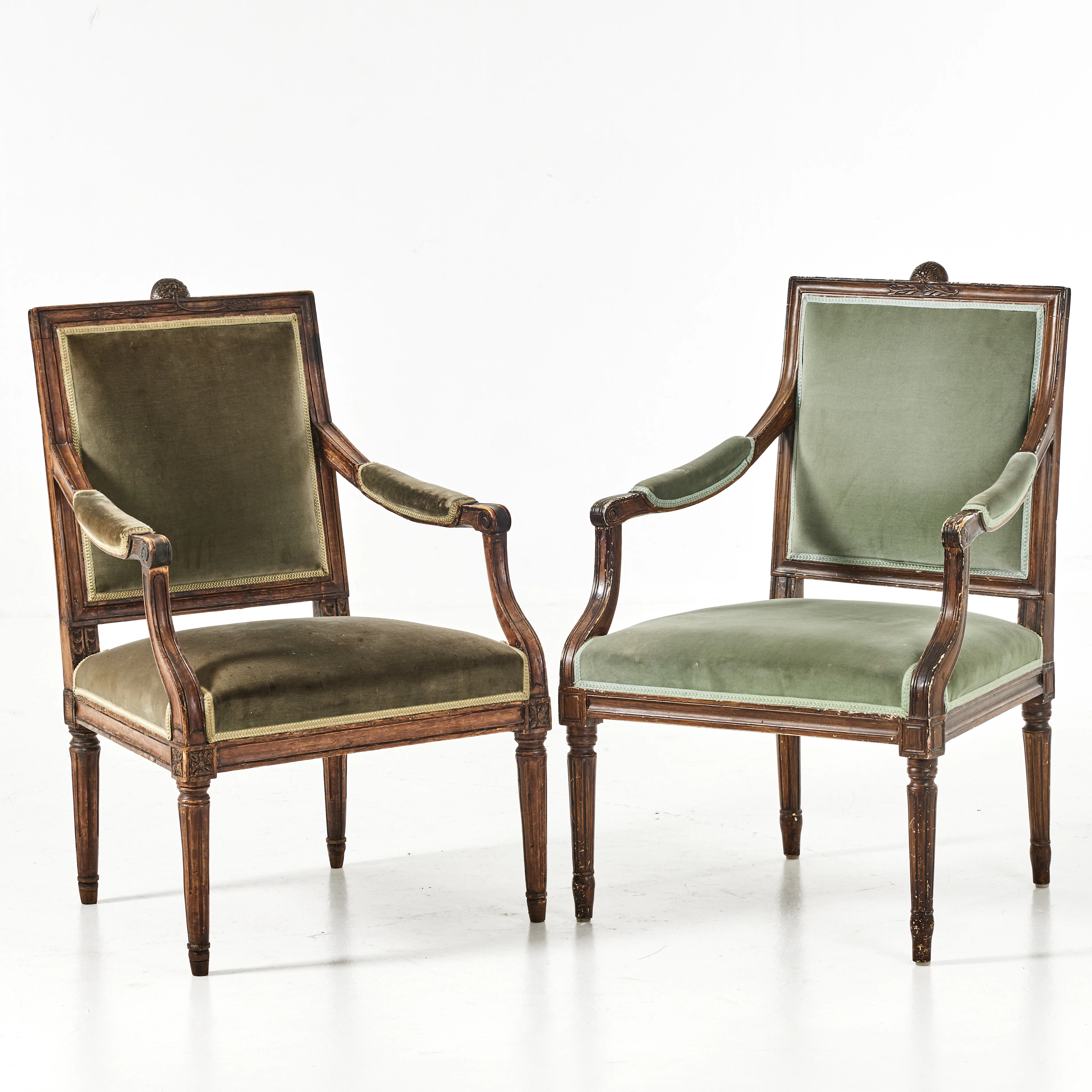 KARMSTOLAR, 2 st, ena gustaviansk, Lindome, omkring 1800, skuren dekor