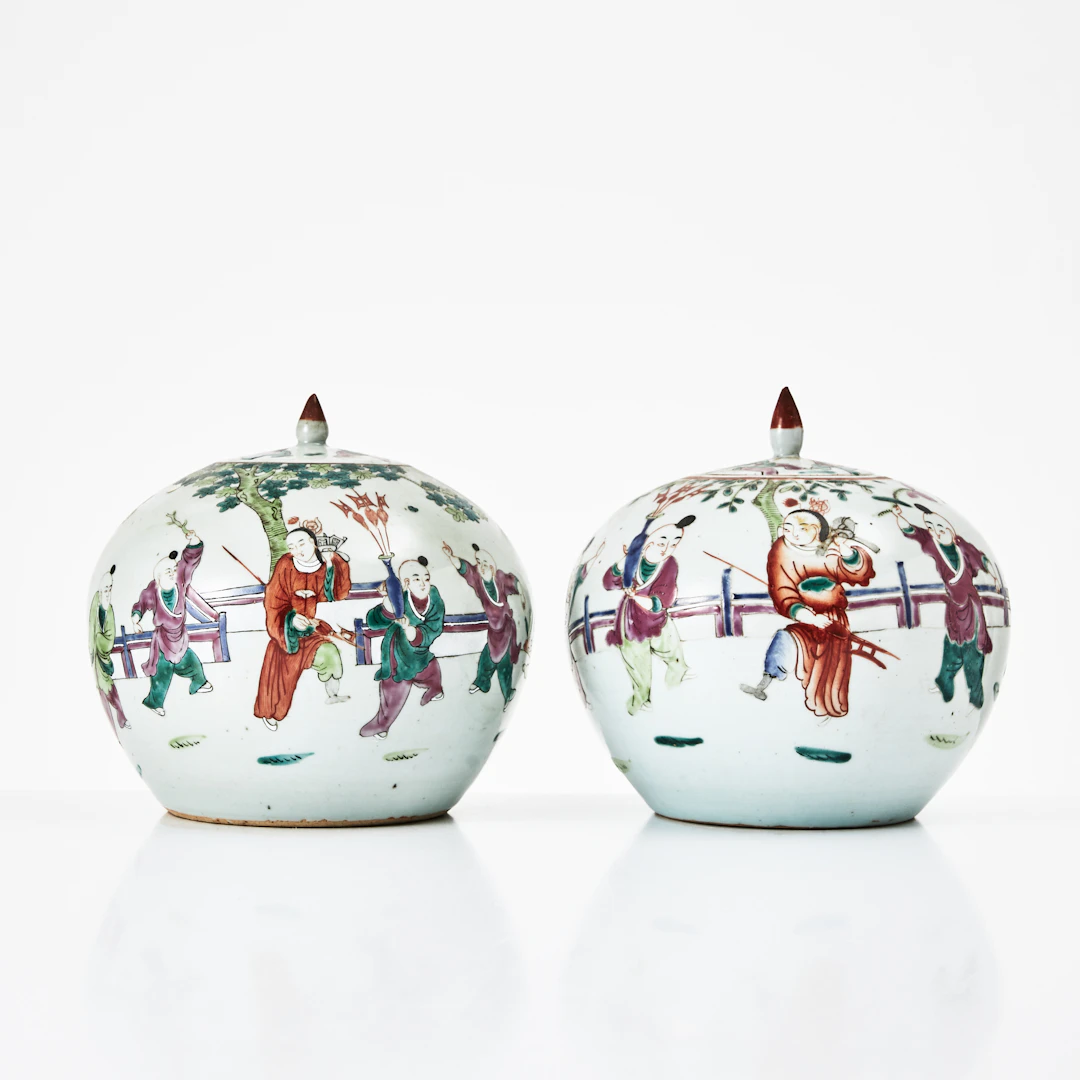LOCKURNOR, 2 st., snarlika, porslin, Kina, Republik (1912-1949), klotformade