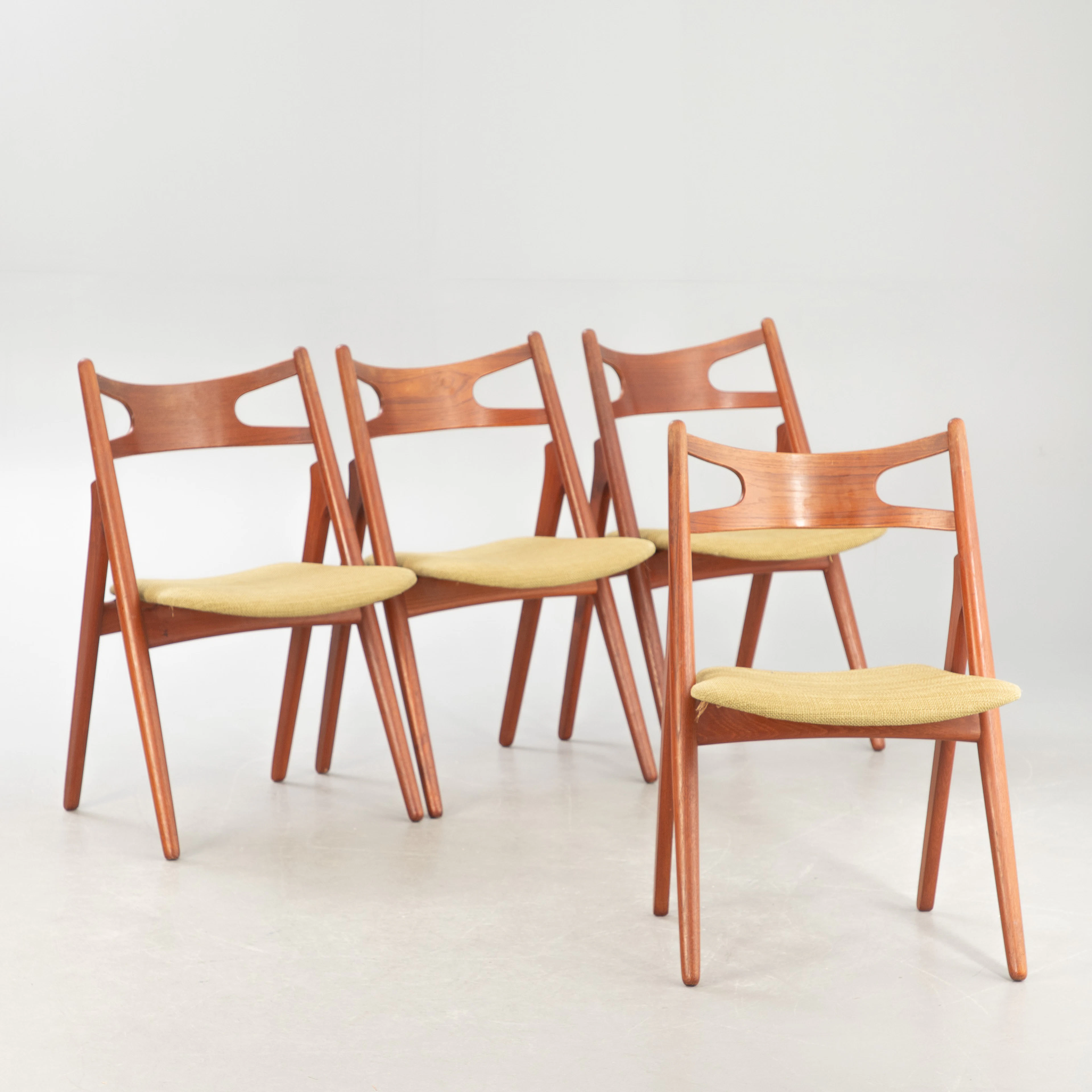 HANS J. WEGNER. 4 Stühle 'CH-29 /Sawbuck / Savbukkestolen' (4).