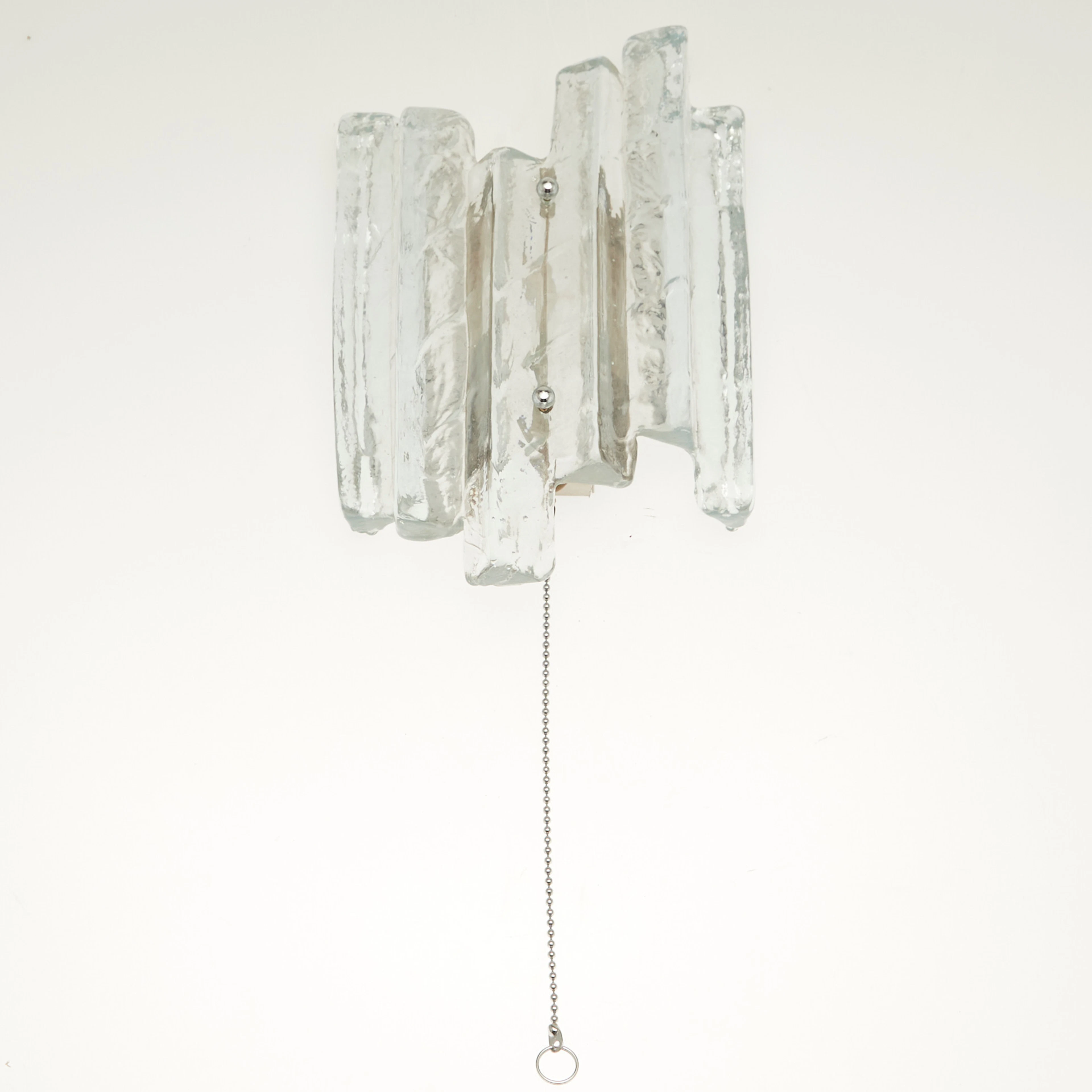 FISCHER LEUCHTEN, Eisglas Wandlampe, Metall, 1970er Jahre, Deutschland.