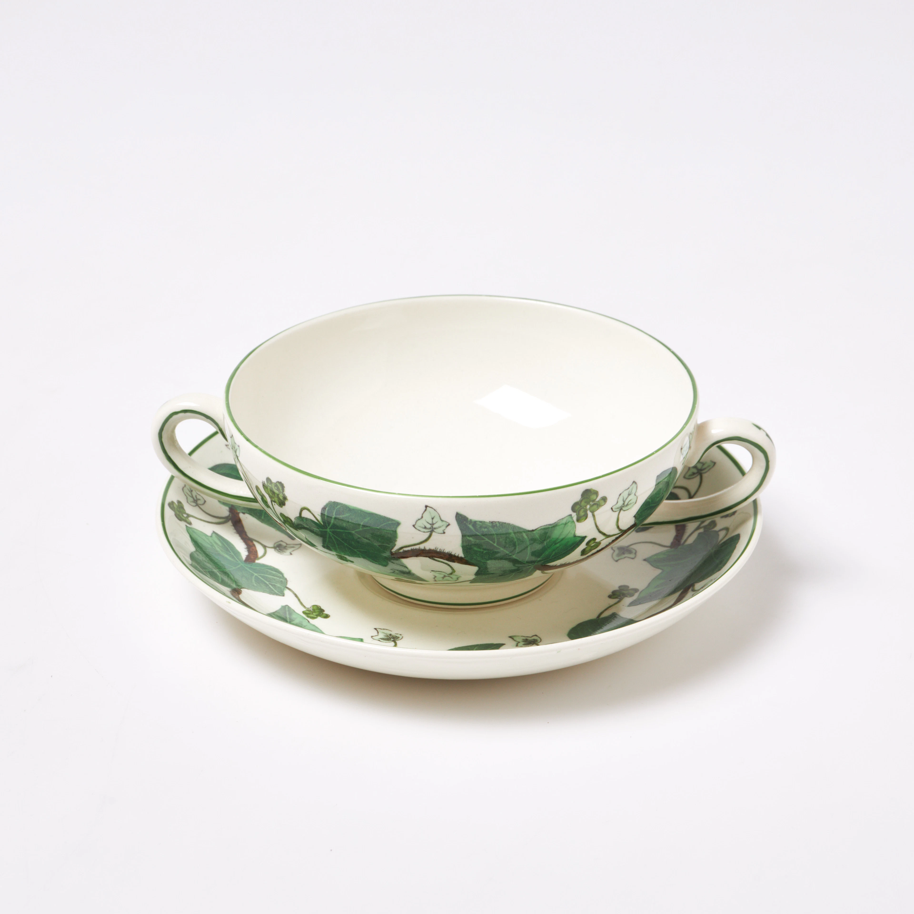 BULJONGKOPPAR med fat, 8 st, "Napoleon Ivy", Wedgwood, Etruria, England.