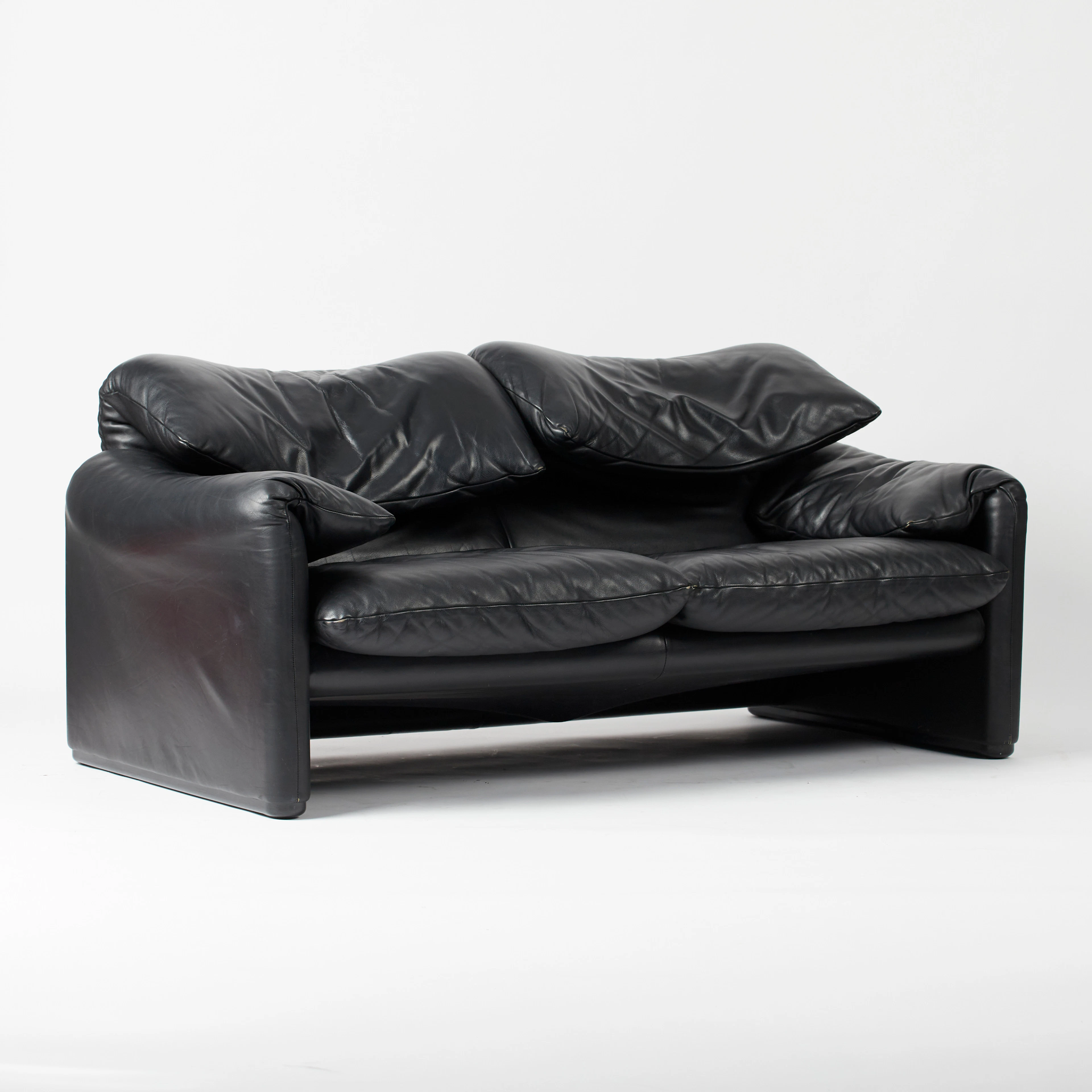 VICO MAGISTRETTI. Cassina, Zweisitzer-Sofa / Couch, Modell 'Maralunga'