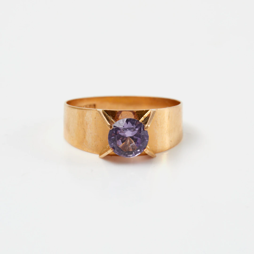 RING, 18 k guld, 1 fasettslipad syntetisk lila safir, City Guld Ab