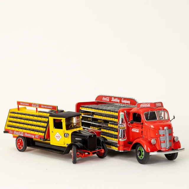 Danbury Mint, zwei Metallautos 'Coca-Cola' Delivery Trucks (2).