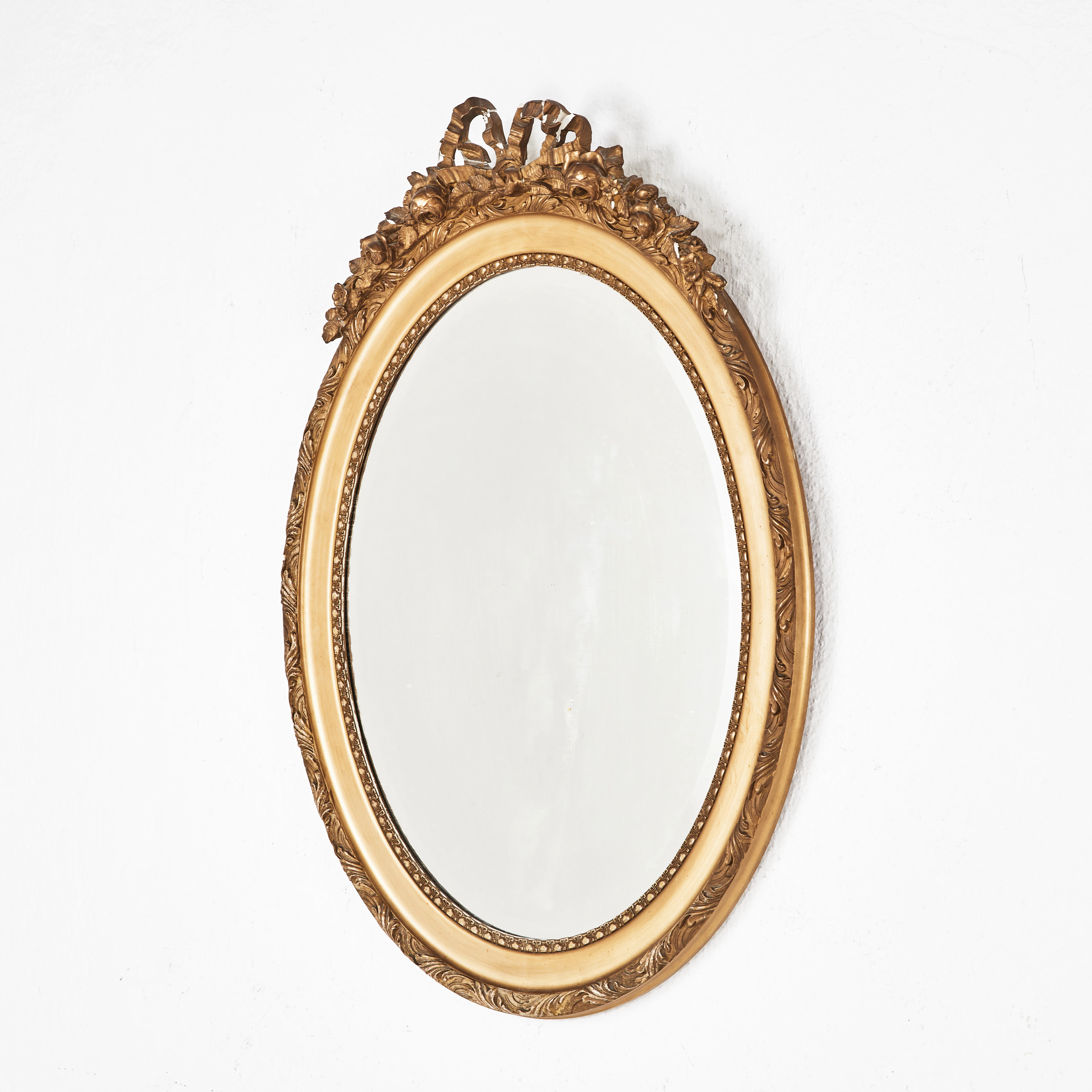 SPEGEL, 1900-talets senare hälft, gustaviansk stil, bronserad dekor
