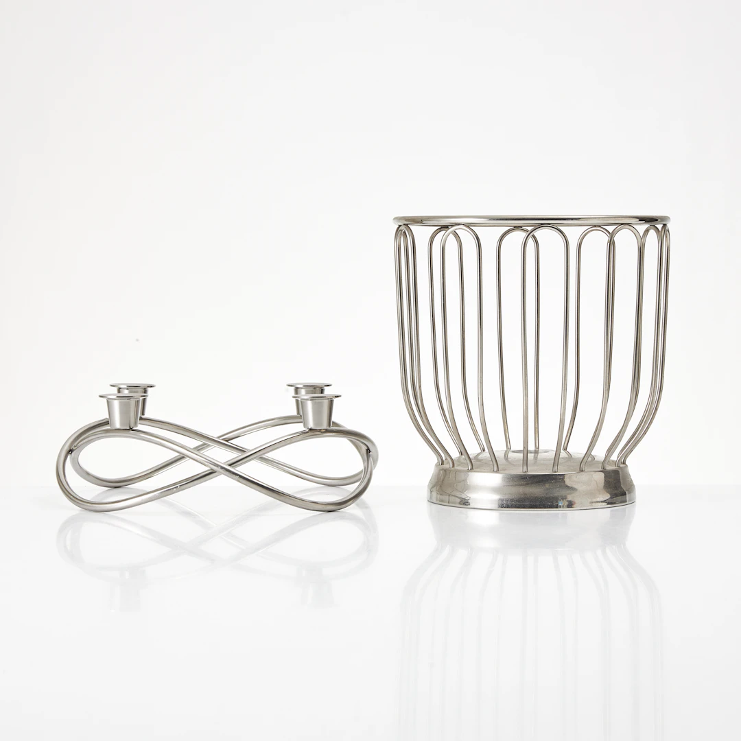 GEORG JENSEN och ALESSI, ljusstake och fruktkorg i rostfritt stål.