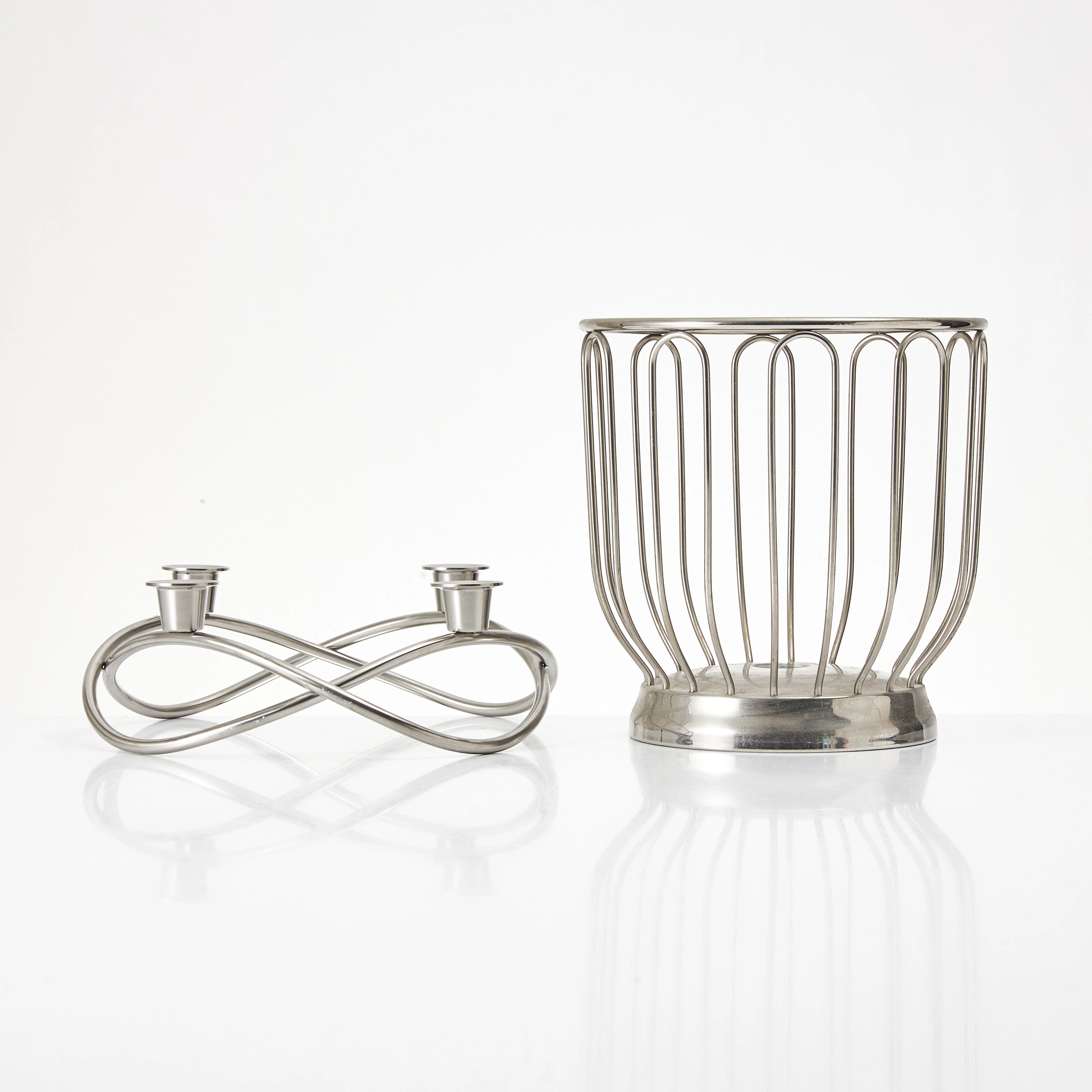 GEORG JENSEN och ALESSI, ljusstake och fruktkorg i rostfritt stål.