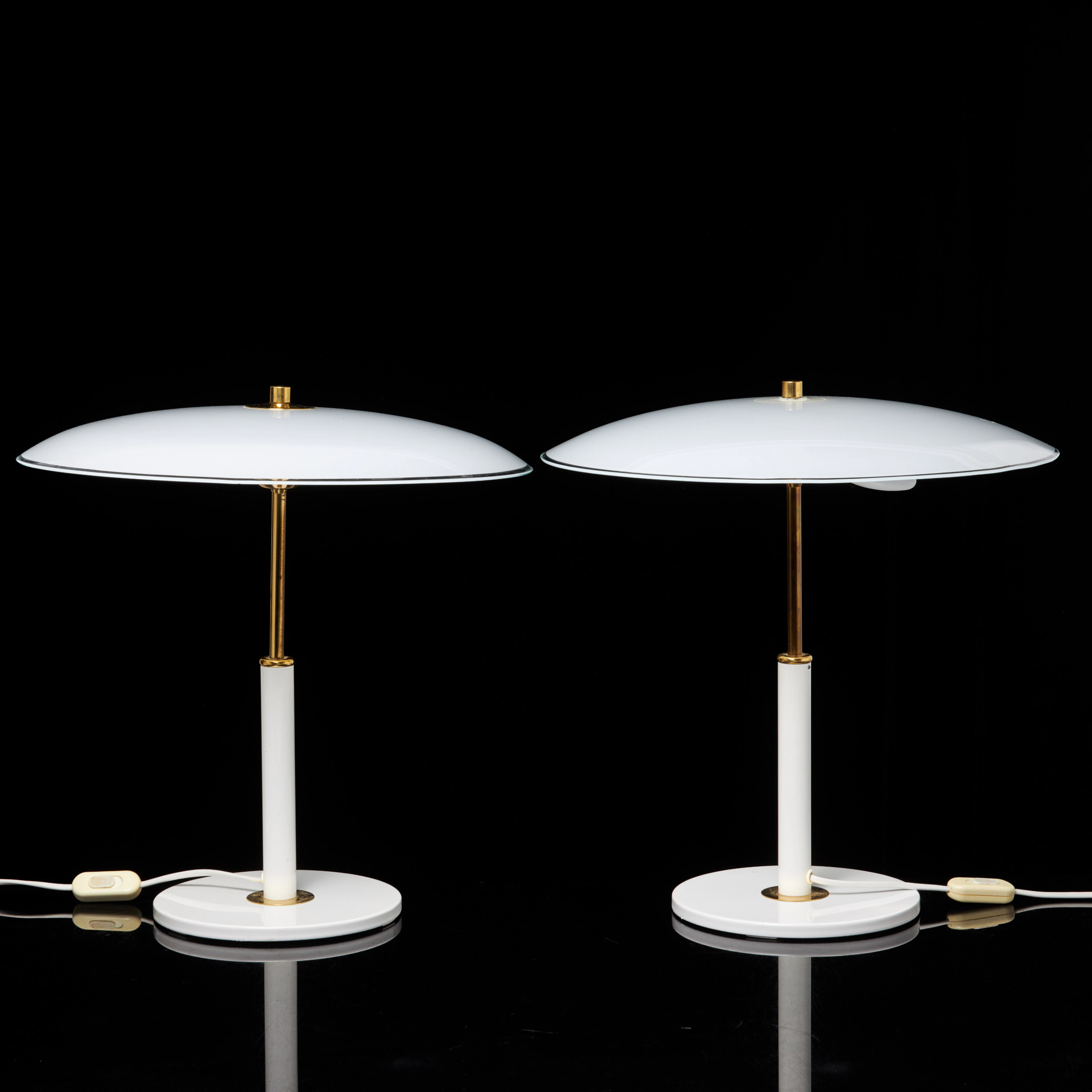 KARIN MOBRING. Bordslampor, 1 par lackad metall, skärm i glas, Stockholm