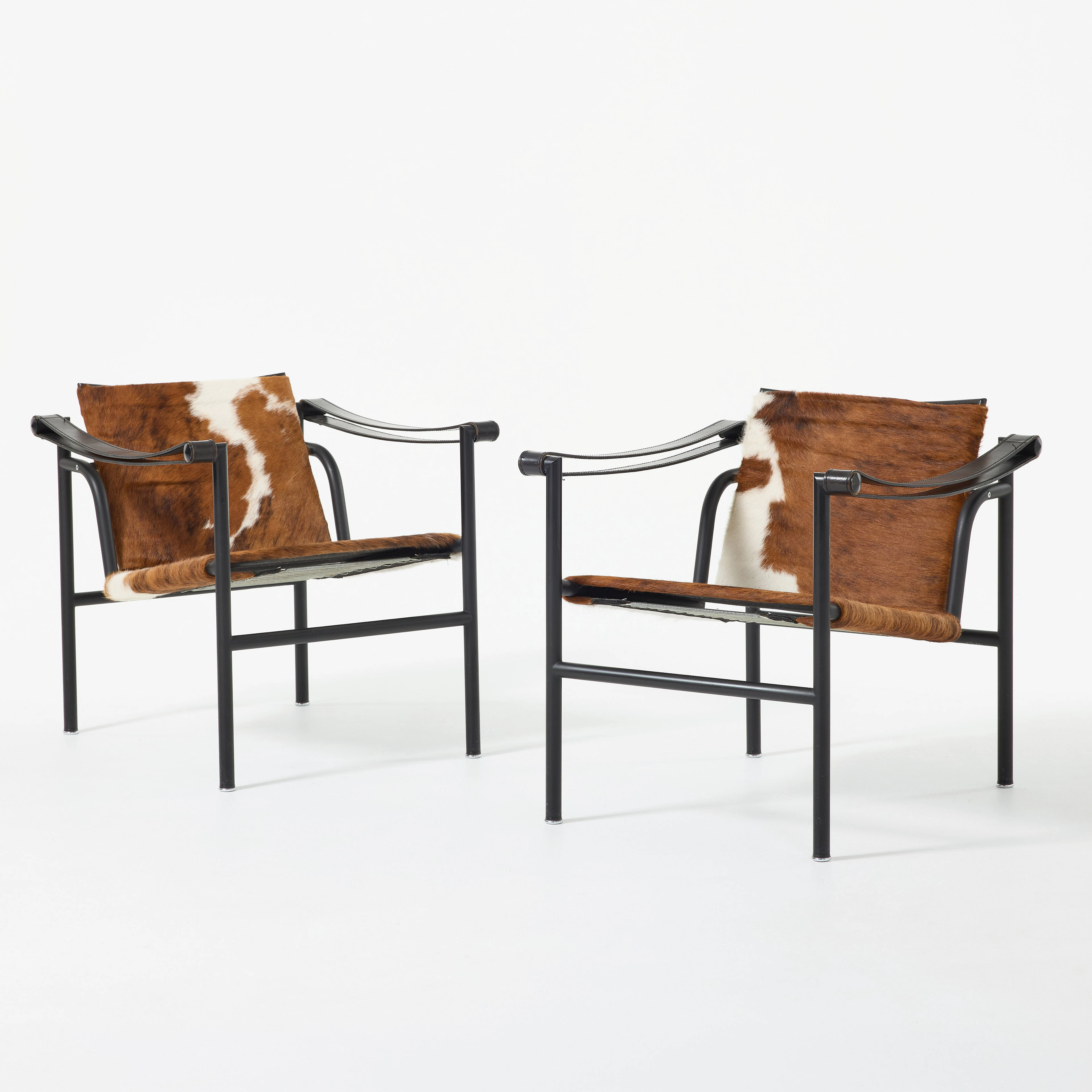 LE CORBUSIER. "LC 1", karmstolar, ett par, Cassina, stomme av svartlackerat