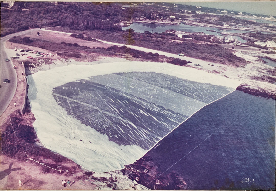 CHRISTO & JEANNE-CLAUDE. "Ocean front", C-print, signerad och daterad 1974.
