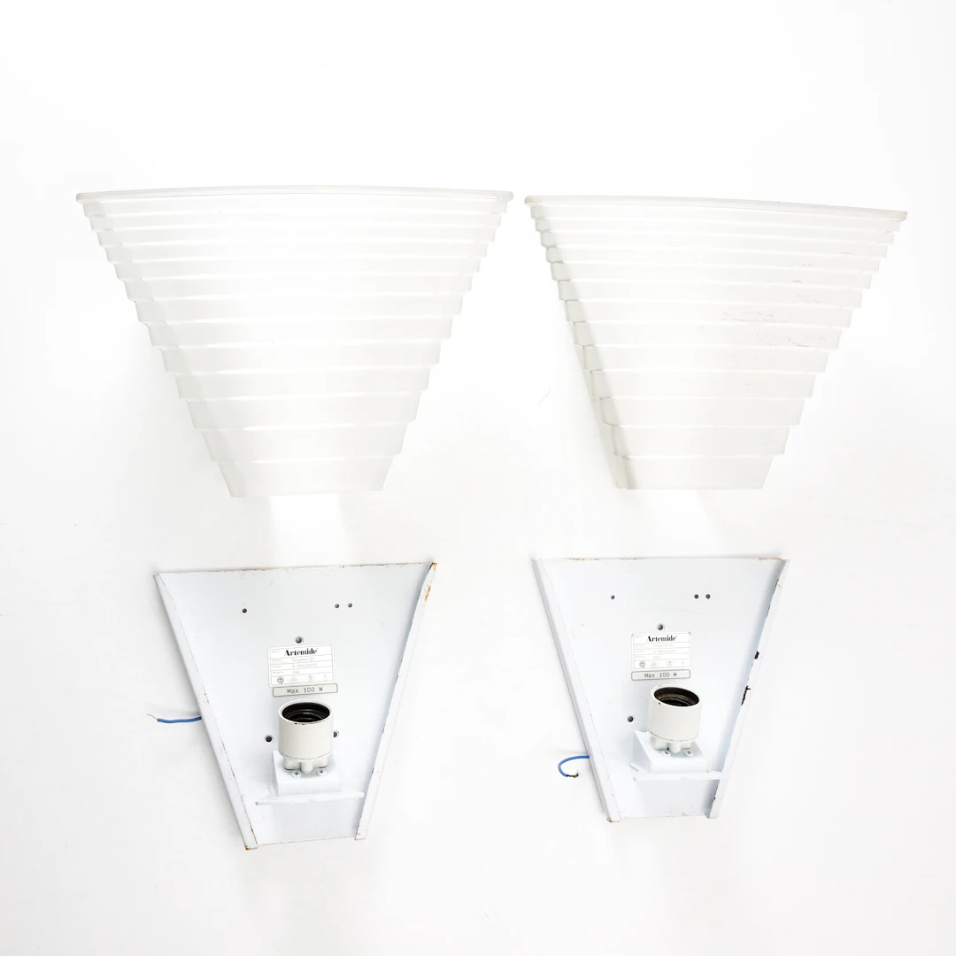 ANGELO MANGIAROTTI. Vägglampor, 1 par, "Pergamo 30", Artemide, Italien.