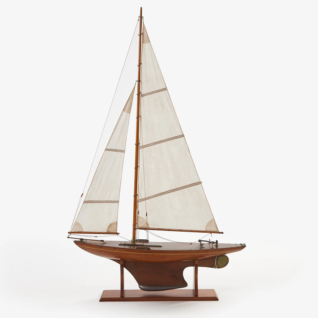 POND YACHT, seglande modell, med blytyngd köl och mässingsbeslag