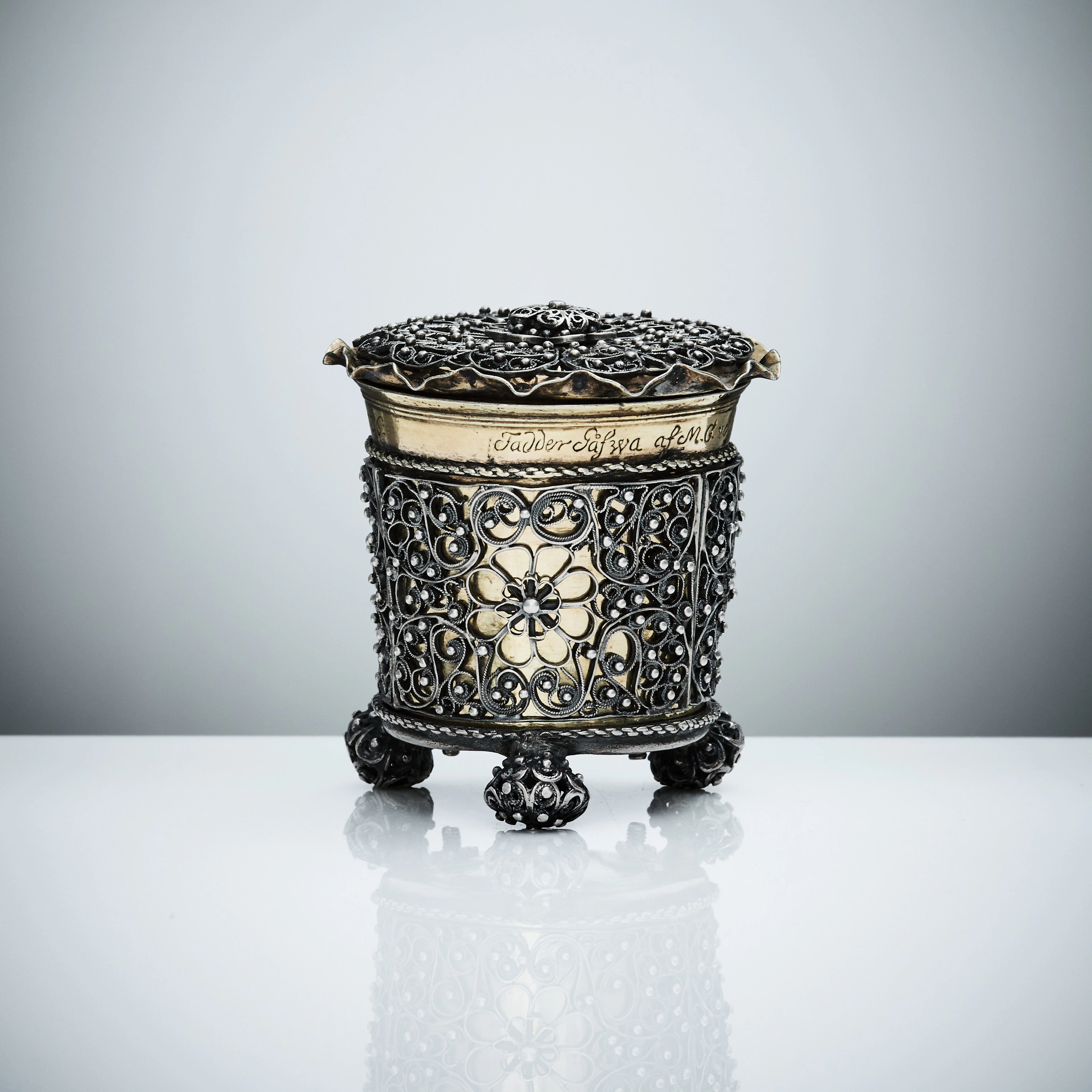 JOHAN STÅHLE. Miniatyrfiligranbägare med lock, silver, Stockholm (verksam