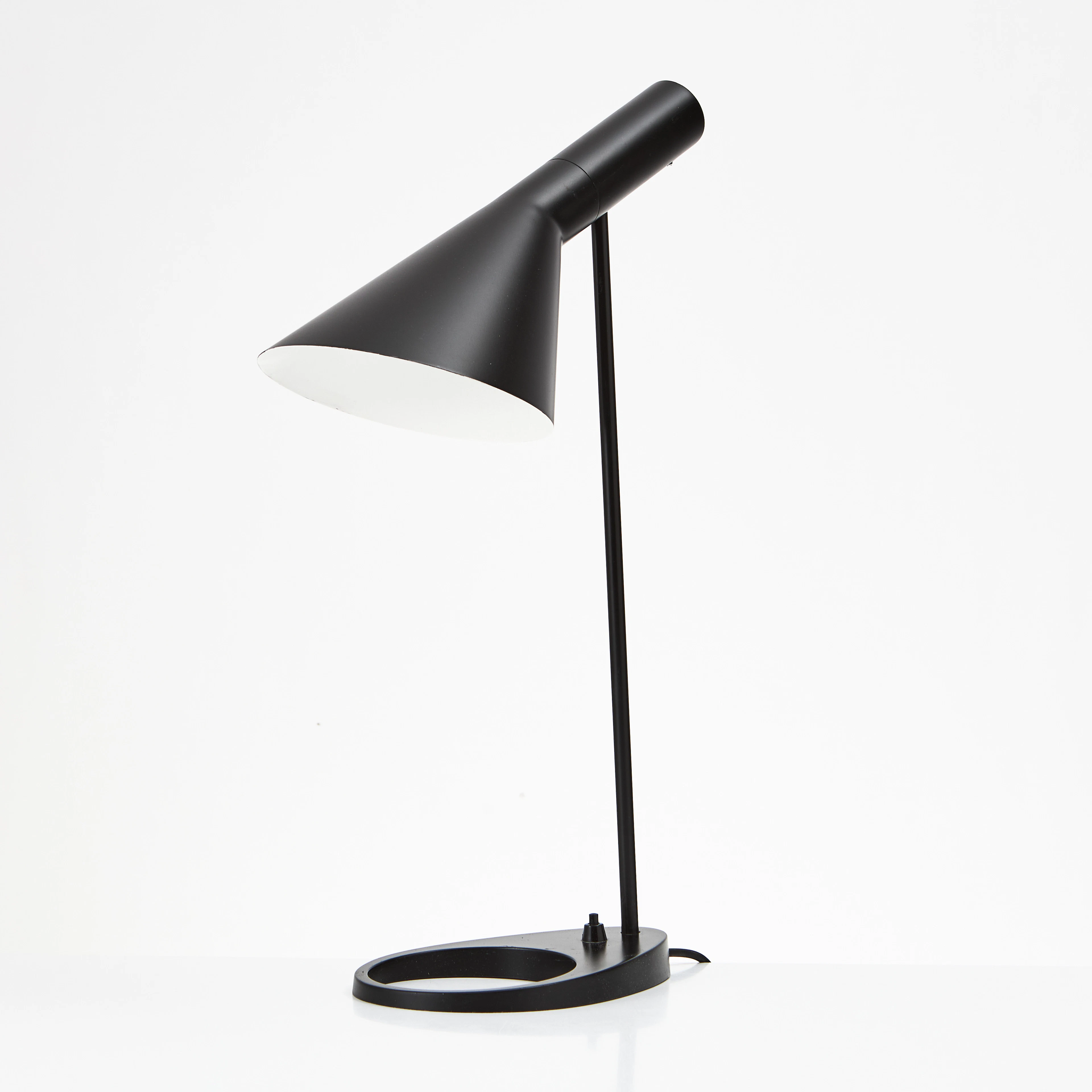 ARNE JACOBSEN. Bordslampa, "Aj", Louis Poulsen, Danmark.