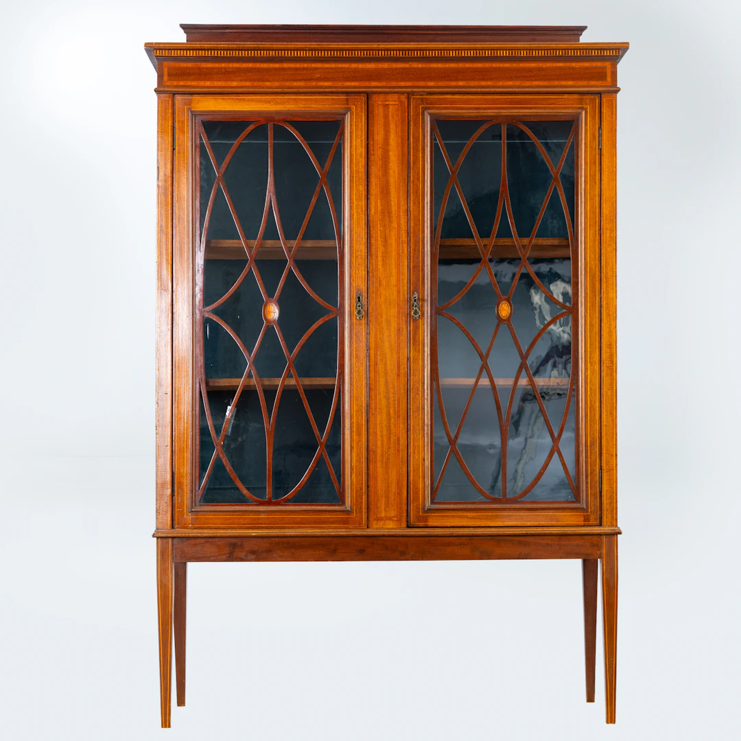 Edwardian Vitrine, Mahagoni mit Zierornamentik, England, um 1910.