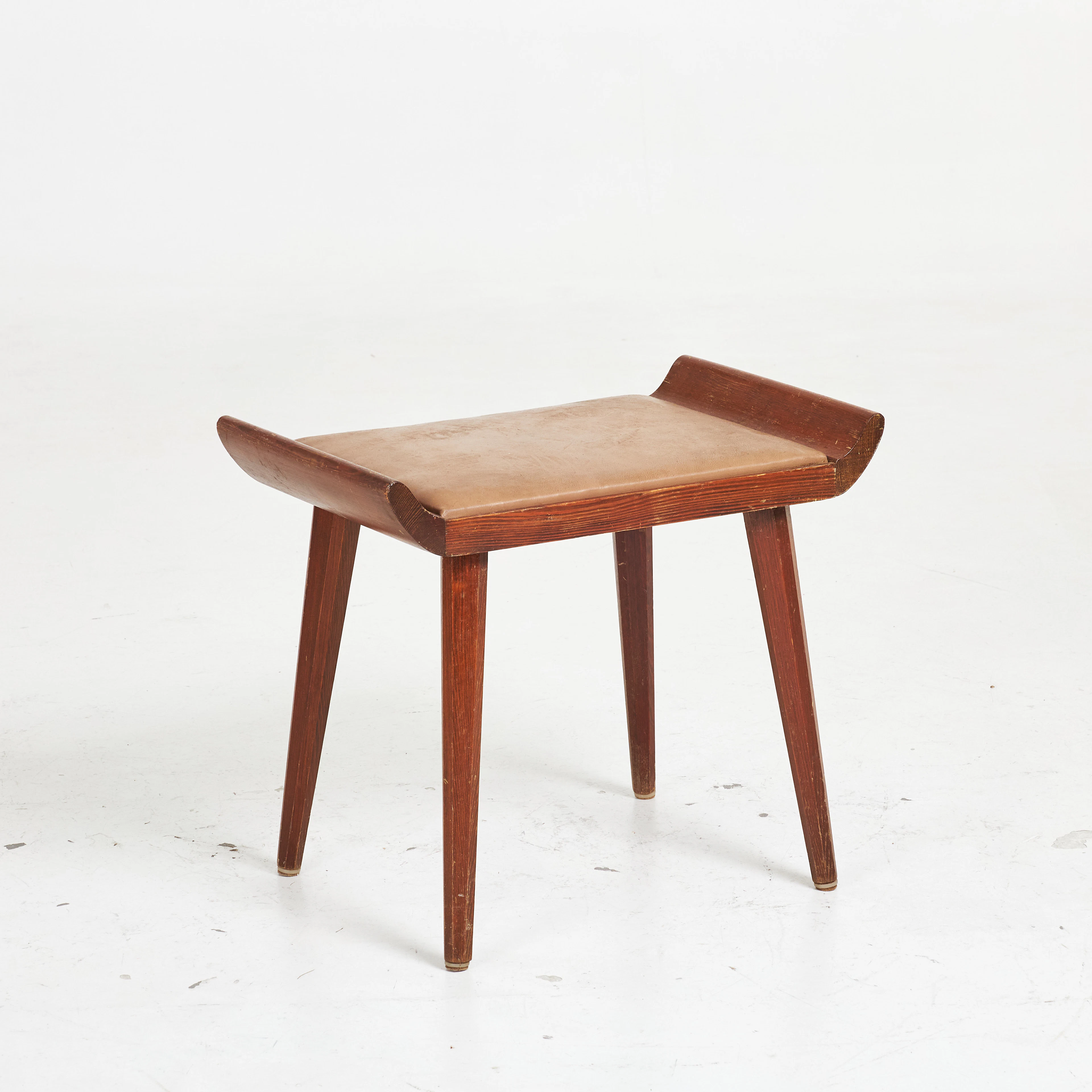 TABURETT. Svängd sits, mörkbetsad stomme, klädd löstagbar sits, 1900-talets